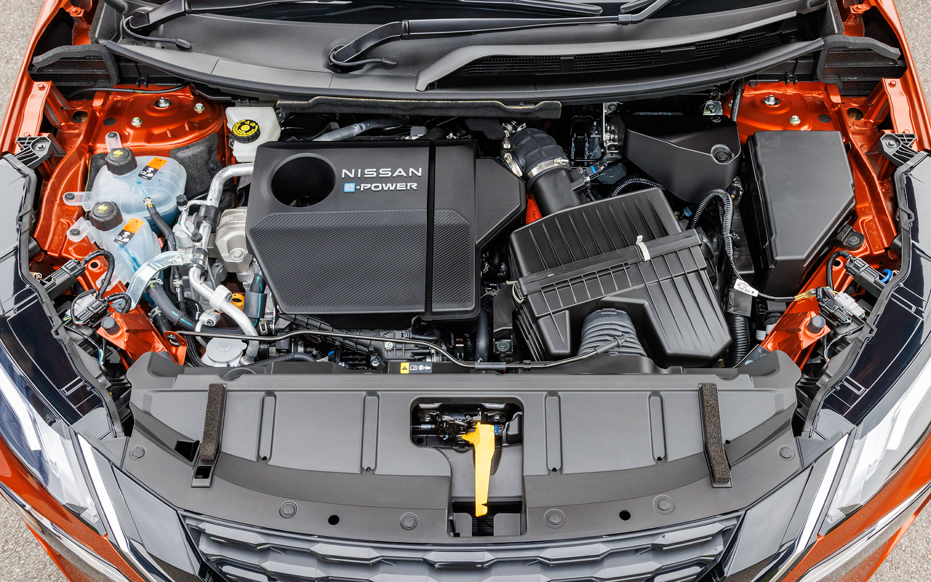 日本初導入となるVCターボエンジンを発電用として搭載。最高出力106kW/4400-5000rpm、最大トルク250Nm/2400-4000rpm