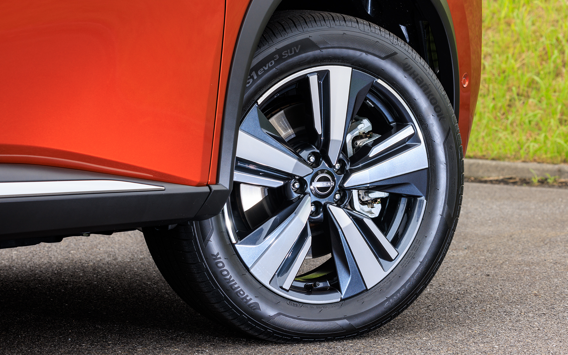 Gグレードのみ19インチ仕様。撮影車両のタイヤはハンコック「VENTUS S1 EVO3 SUV」でサイズは235/55R19