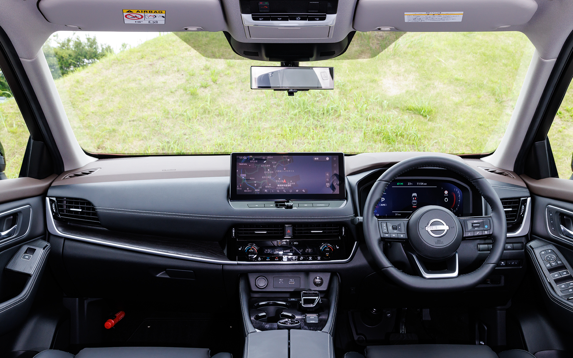 横基調のスッキリとしたインパネ。ソフトパッドやステッチなどを採用し上質な雰囲気を演出