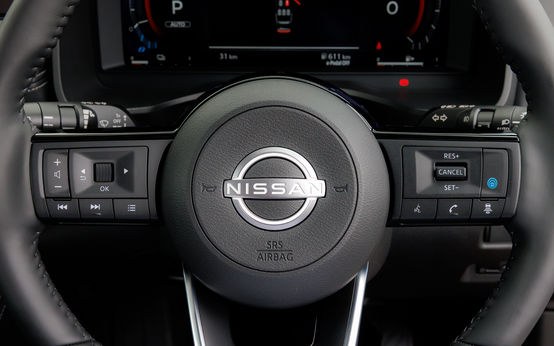 スポーク部には数多くのスイッチが並ぶ。右端がプロパイロットのスイッチ