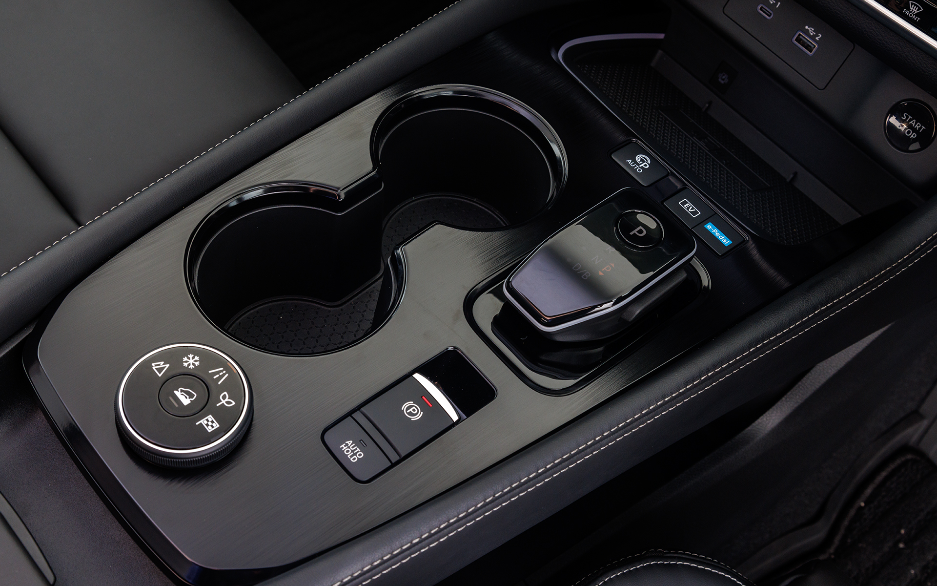 シフトは電制タイプ。Gグレードは木目調のフィニッシャーを装着