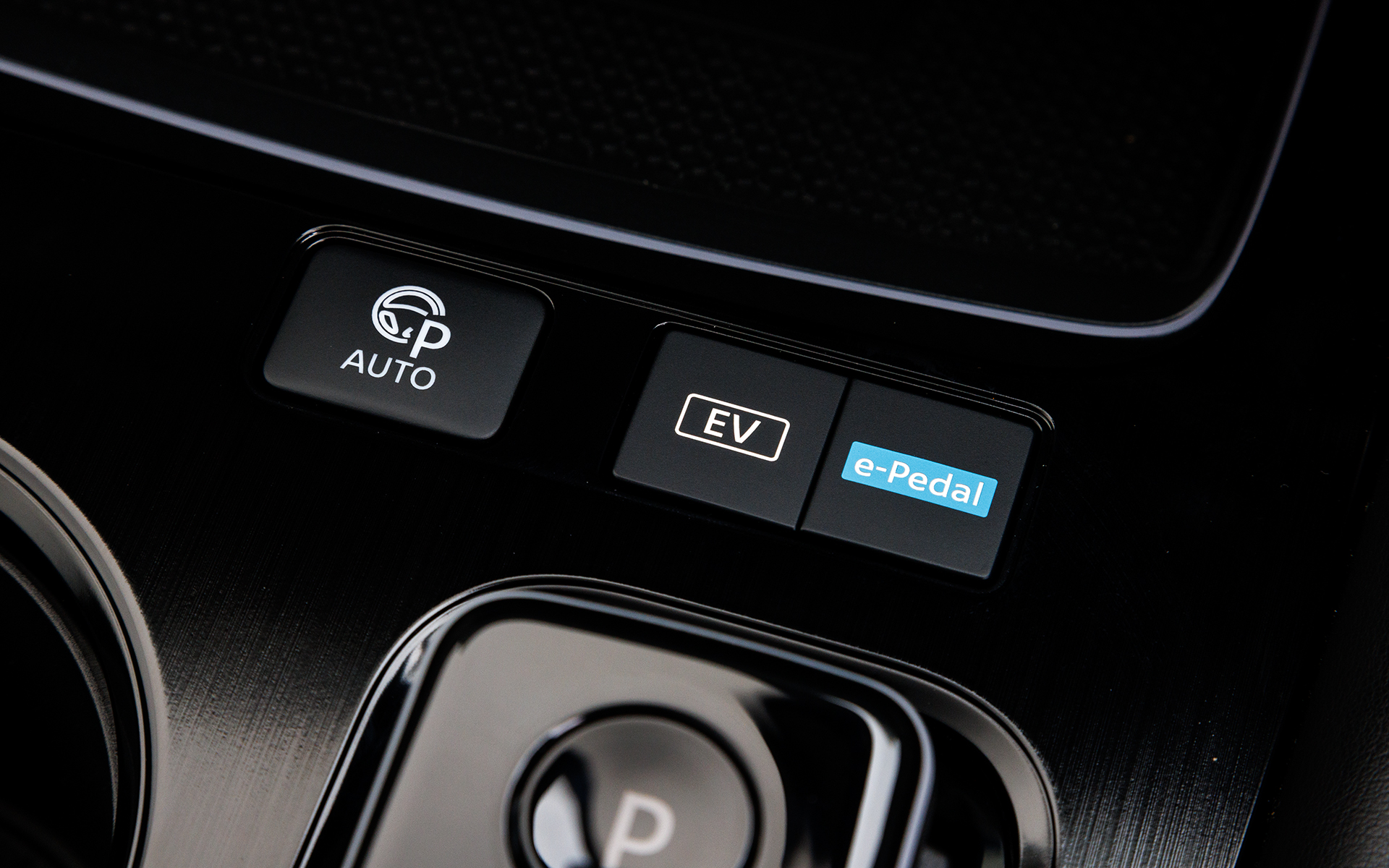 シフト前にはEVモードやeペダルのスイッチ