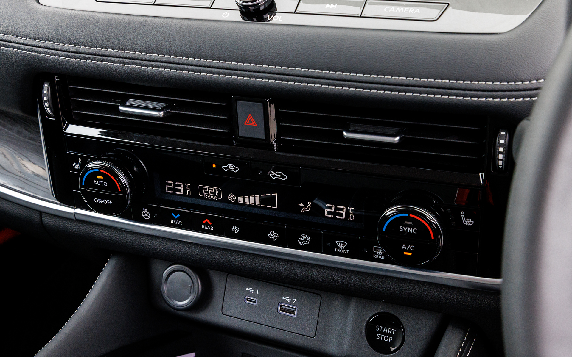 フルオートエアコンが全車標準。Gグレードは運転席、助手席、後部座席の3ゾーン対応