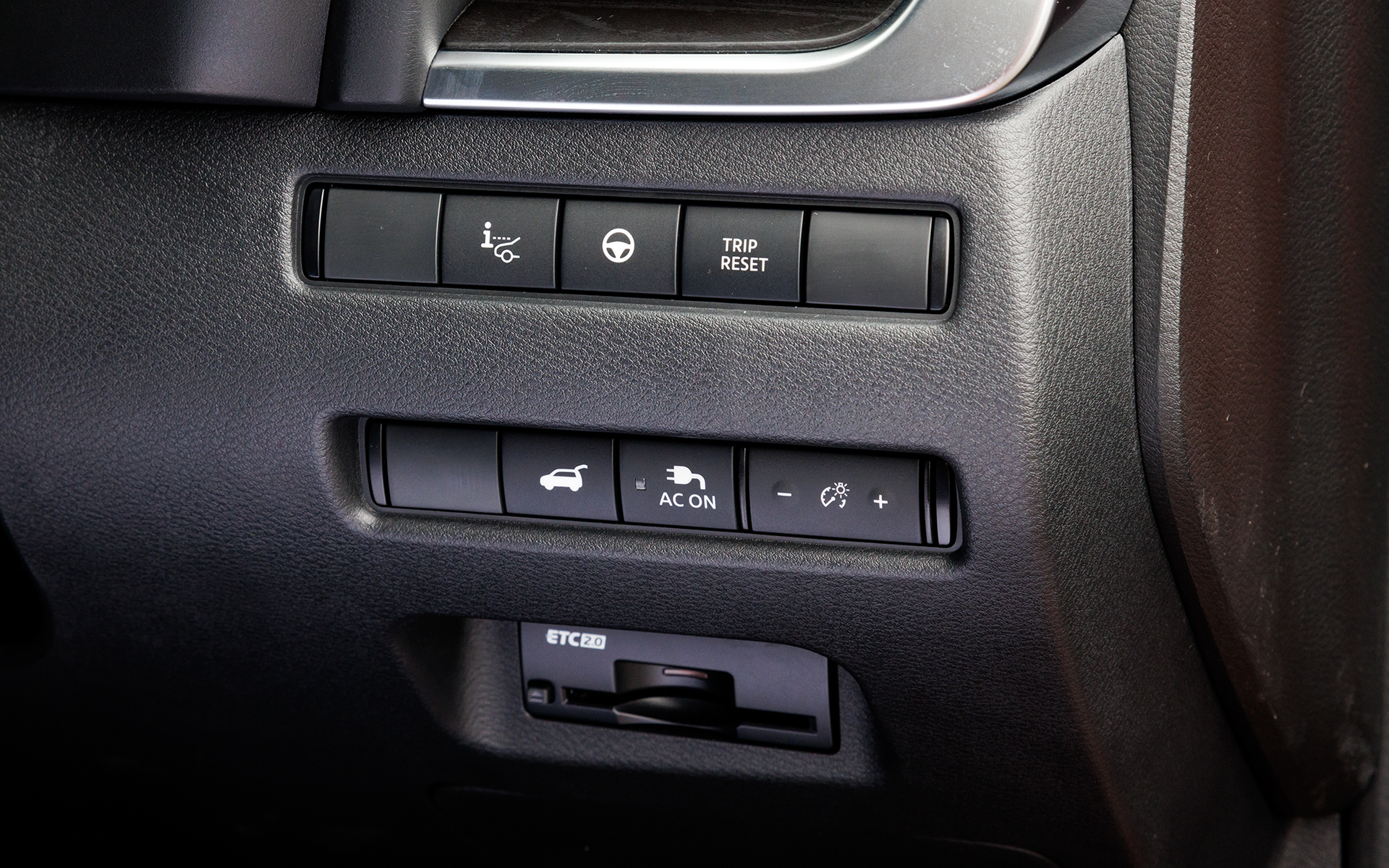 ステアリングコラム右側のスイッチ群。GグレードはETC2.0車載器も標準装備になる