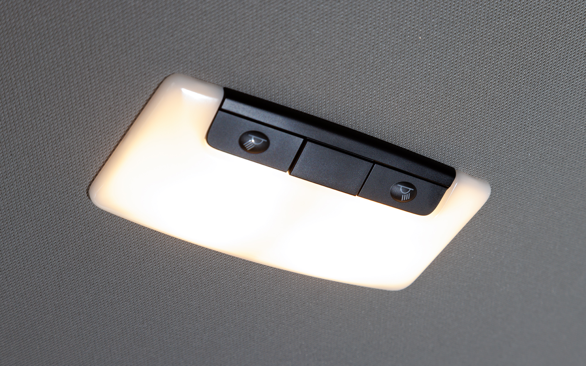 ルーフ中央部のルームランプ