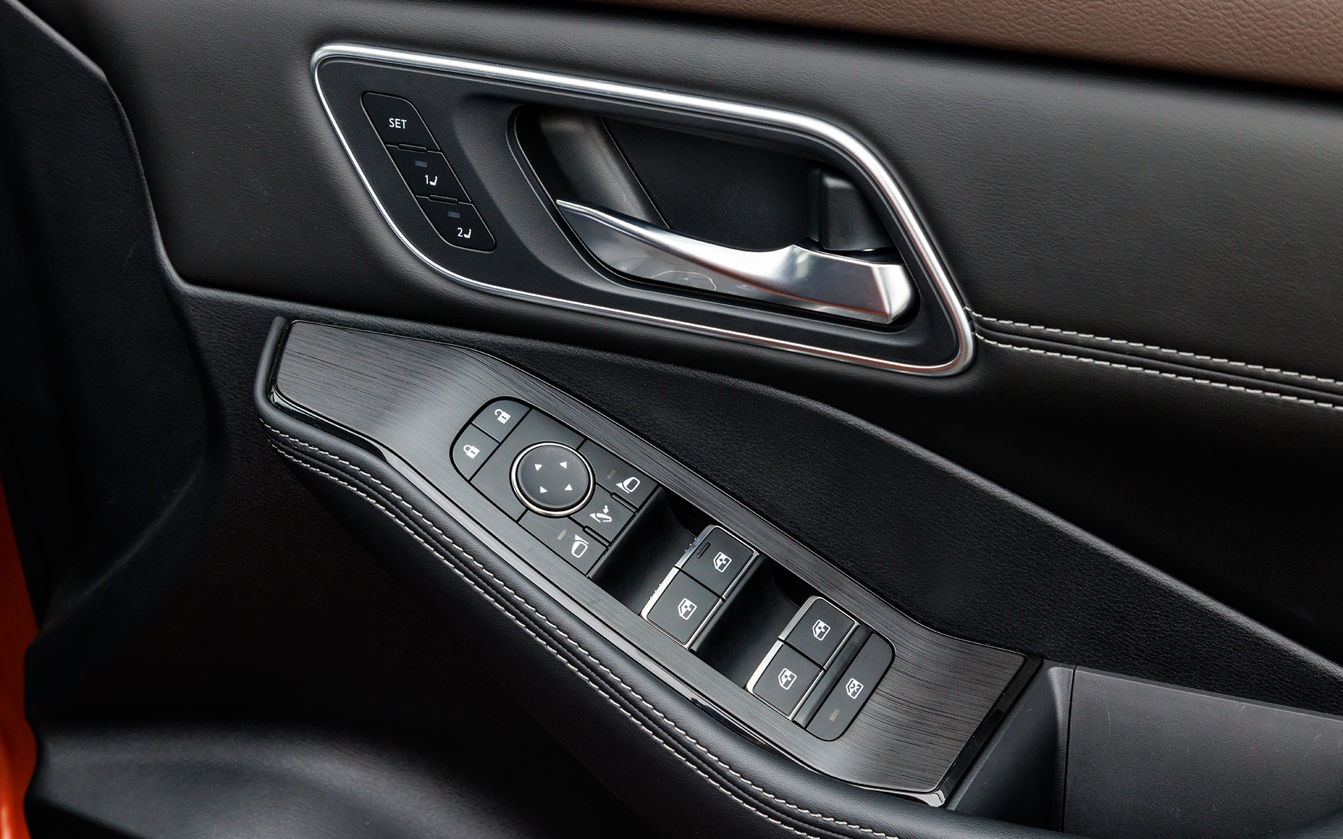 アームレスト部にはパワーウィンドウなどのスイッチが並ぶ