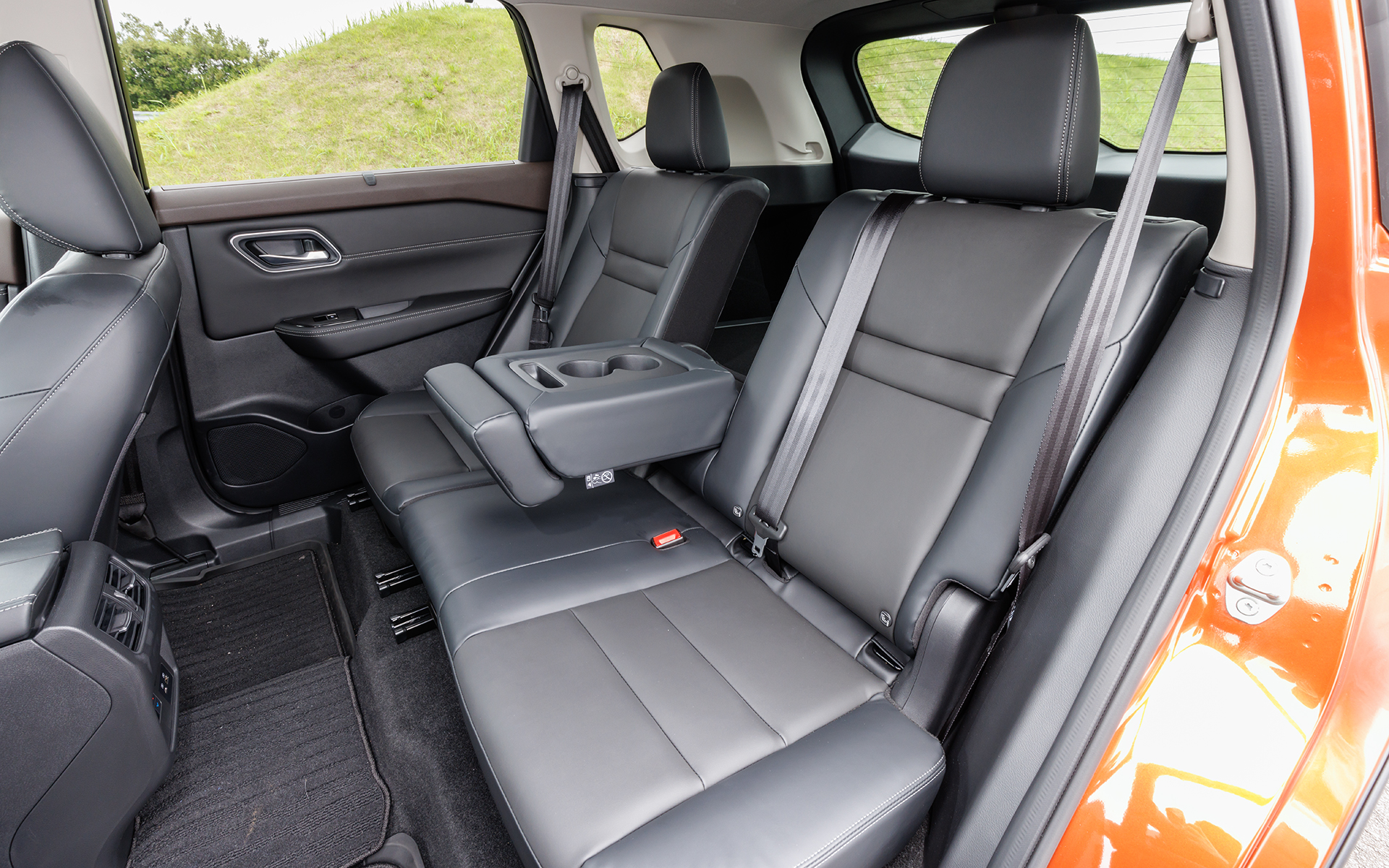 リアシートは4：2：4分割可倒式。リクライニングだけでなく260mmもの前後スライドが可能