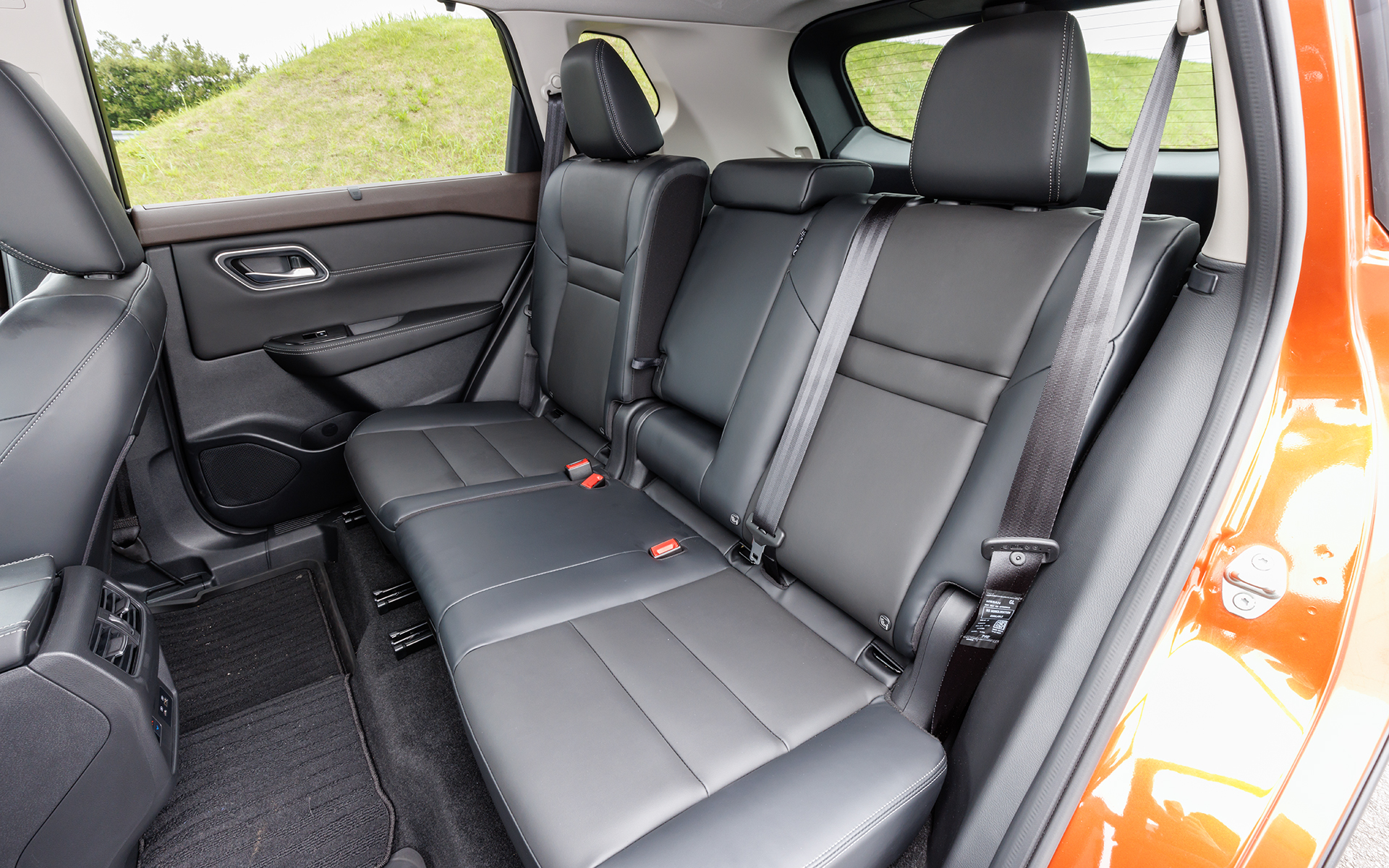 リアシートは4：2：4分割可倒式。リクライニングだけでなく260mmもの前後スライドが可能