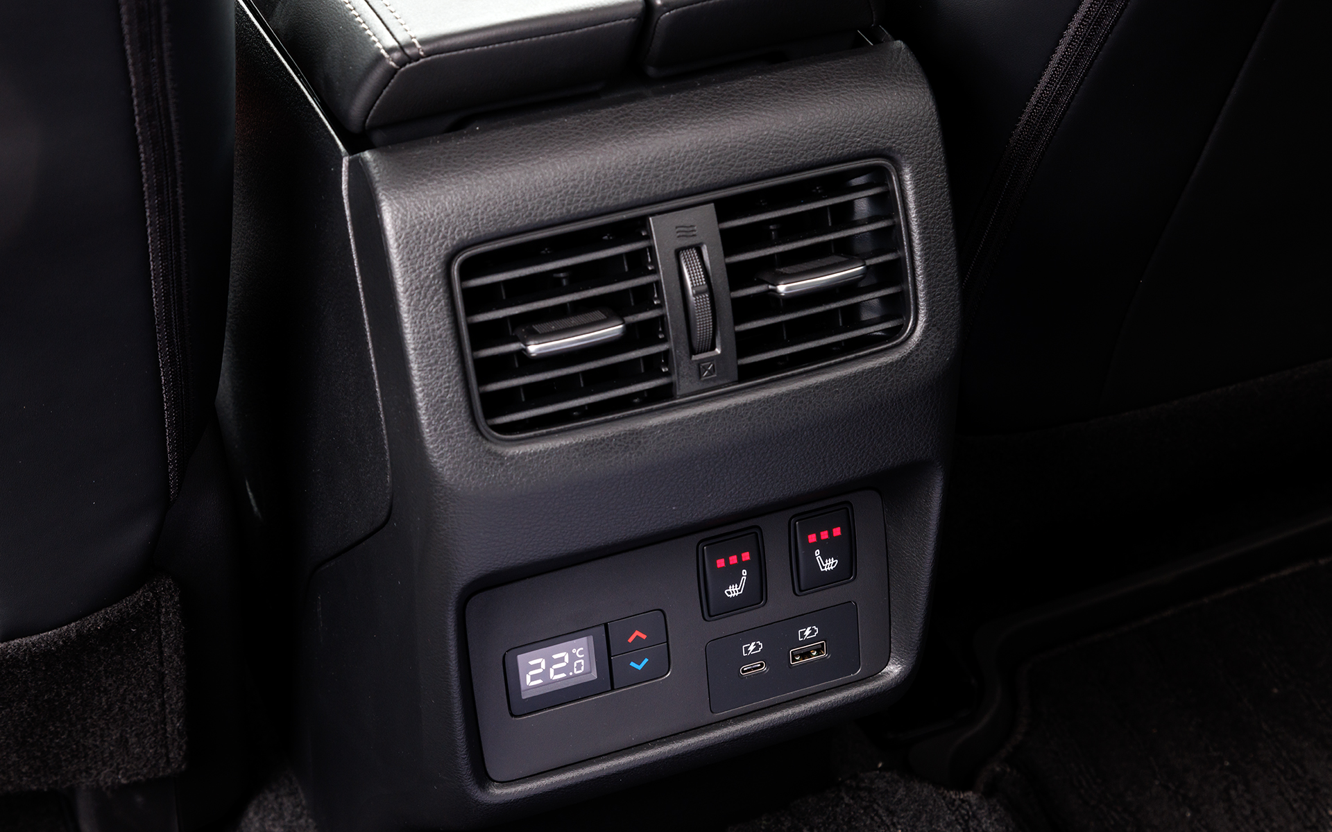 センターコンソール後端にエアコンの操作パネル。シートヒーターは「ホットプラスパッケージ」のセットオプション