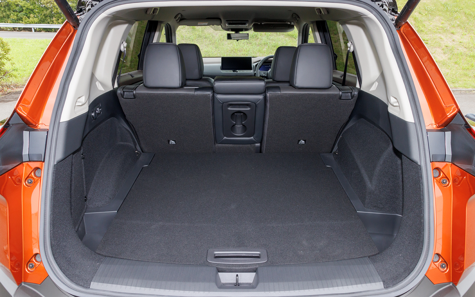 リアシートのアレンジで収納スペースが自在に。フル乗車時でも9.5インチのゴルフバッグが4つ積める広さを持つ