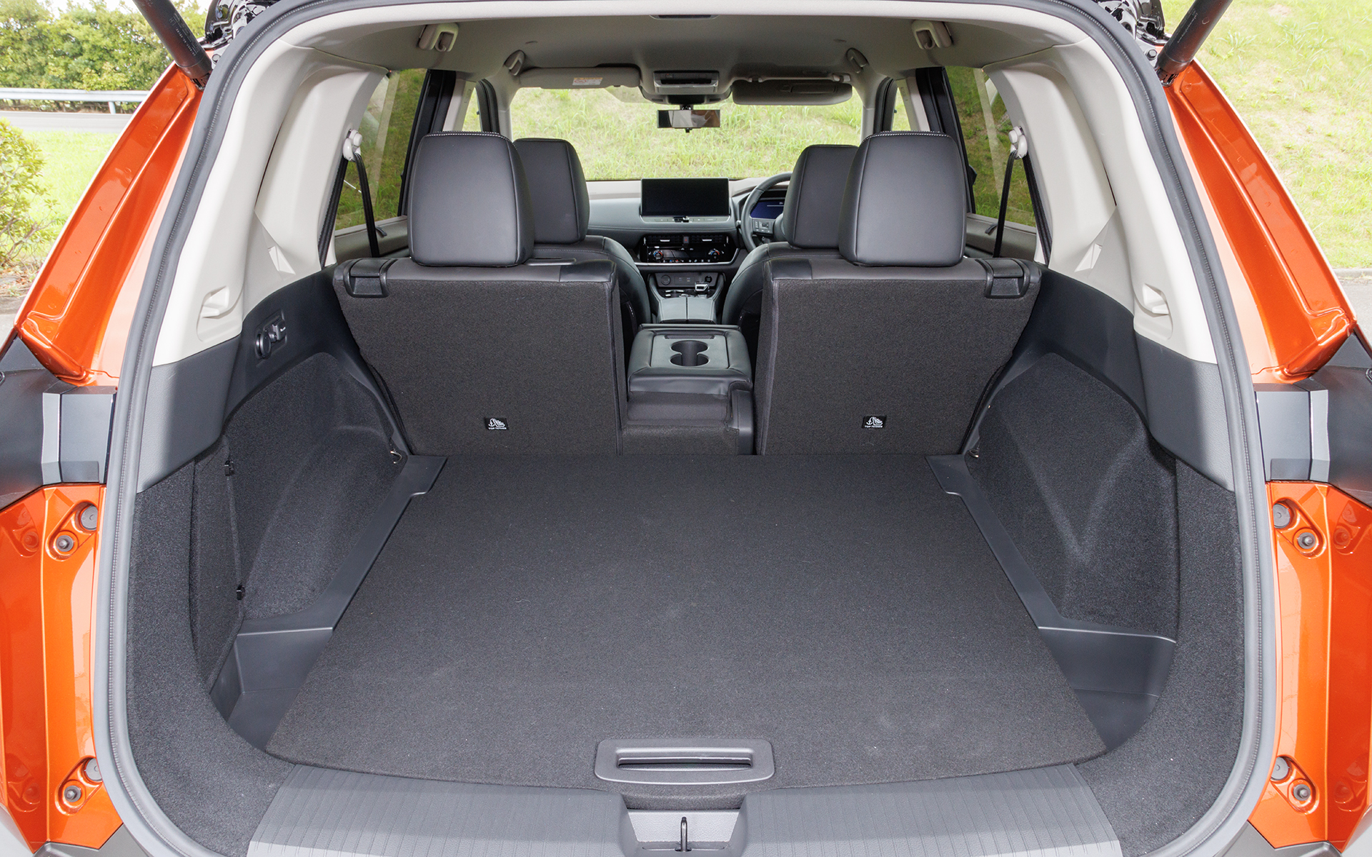 リアシートのアレンジで収納スペースが自在に。フル乗車時でも9.5インチのゴルフバッグが4つ積める広さを持つ