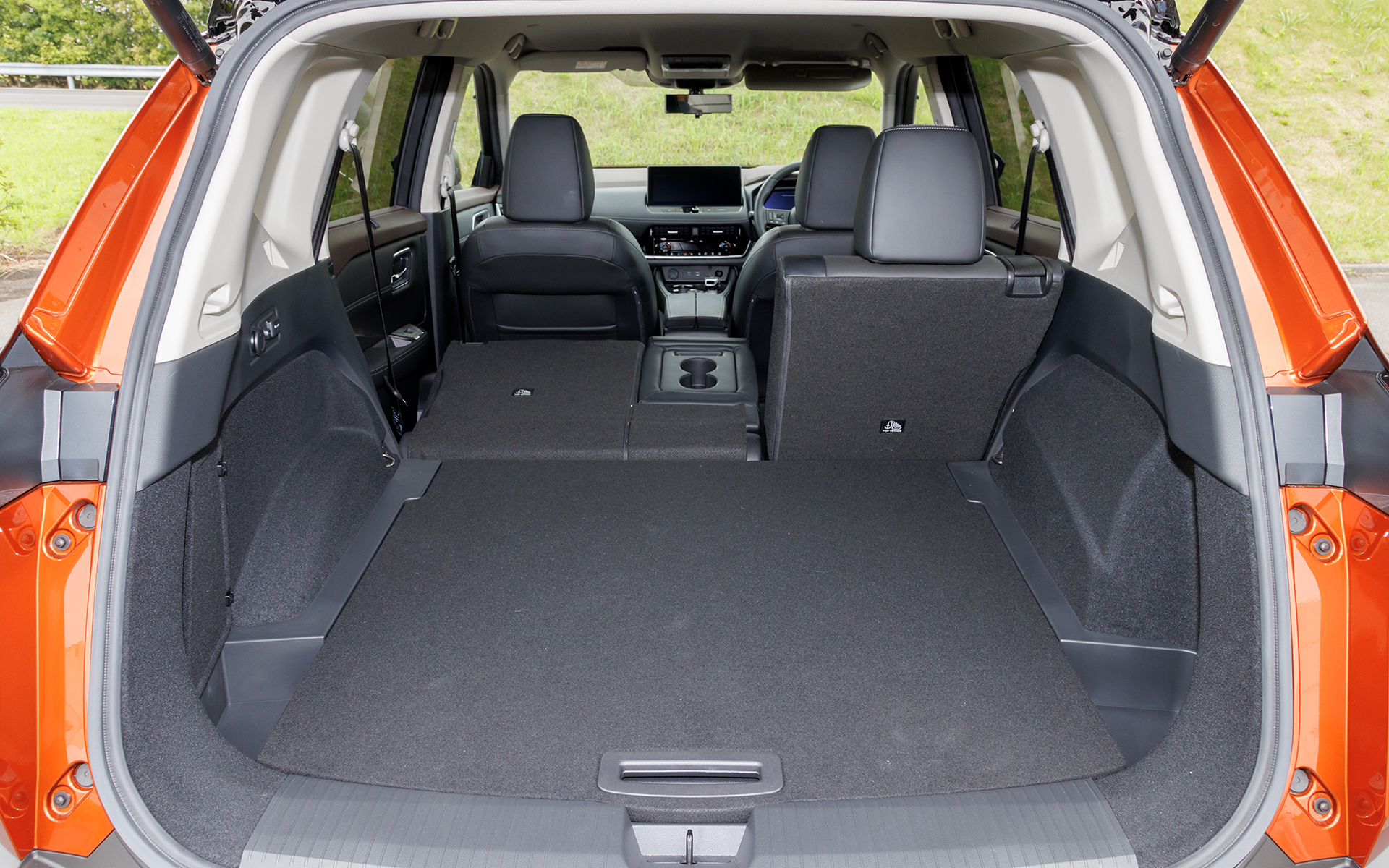 リアシートのアレンジで収納スペースが自在に。フル乗車時でも9.5インチのゴルフバッグが4つ積める広さを持つ