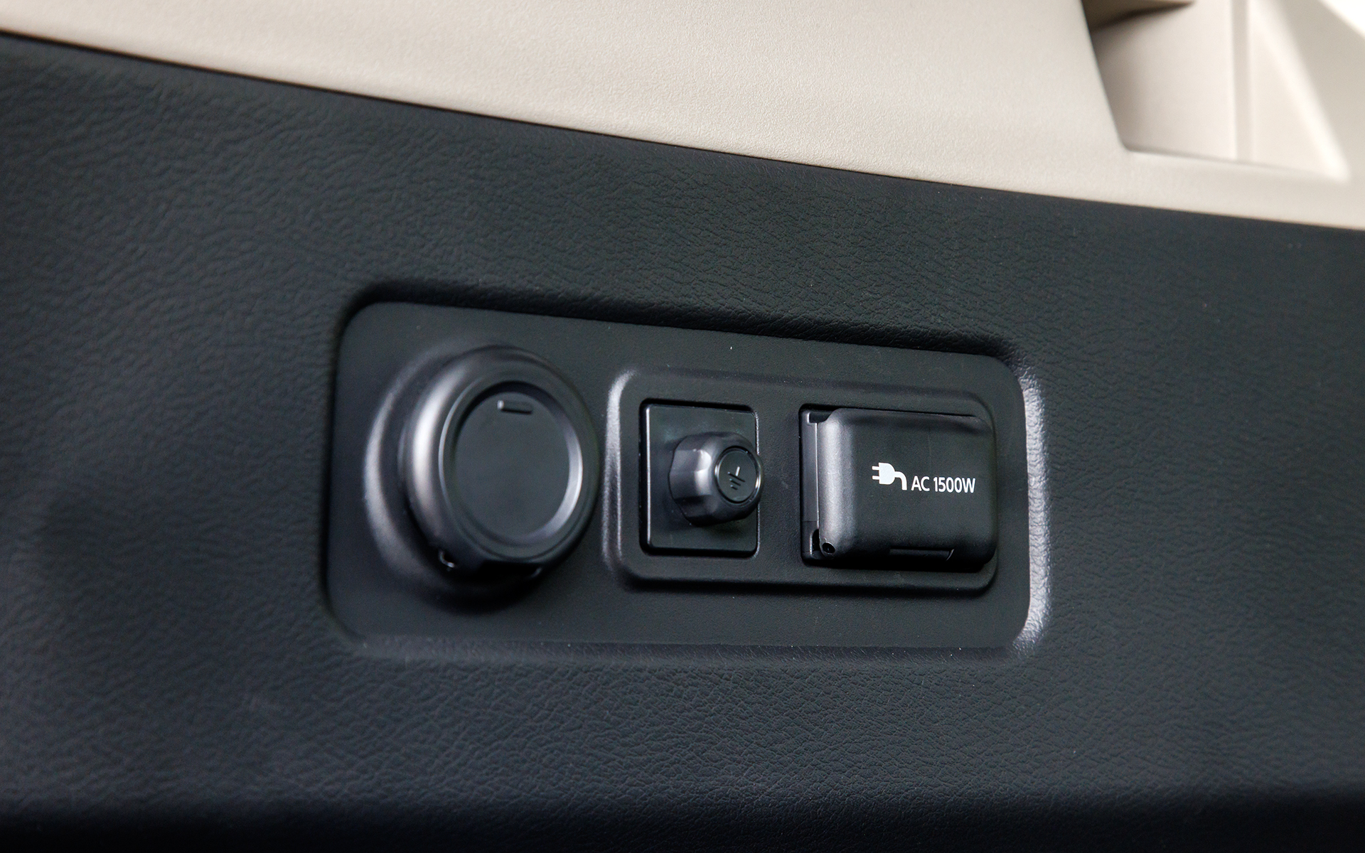 1500W対応のAC電源を装備。Gグレード以外はオプション