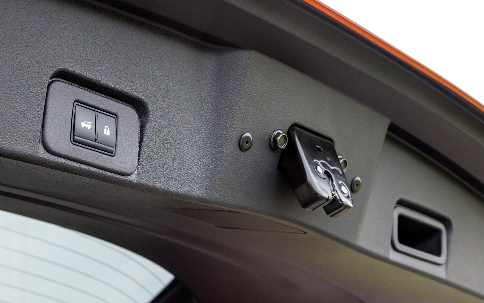 Gグレードにはリモコンオートバックドアが標準。ハンズフリー機能も付く