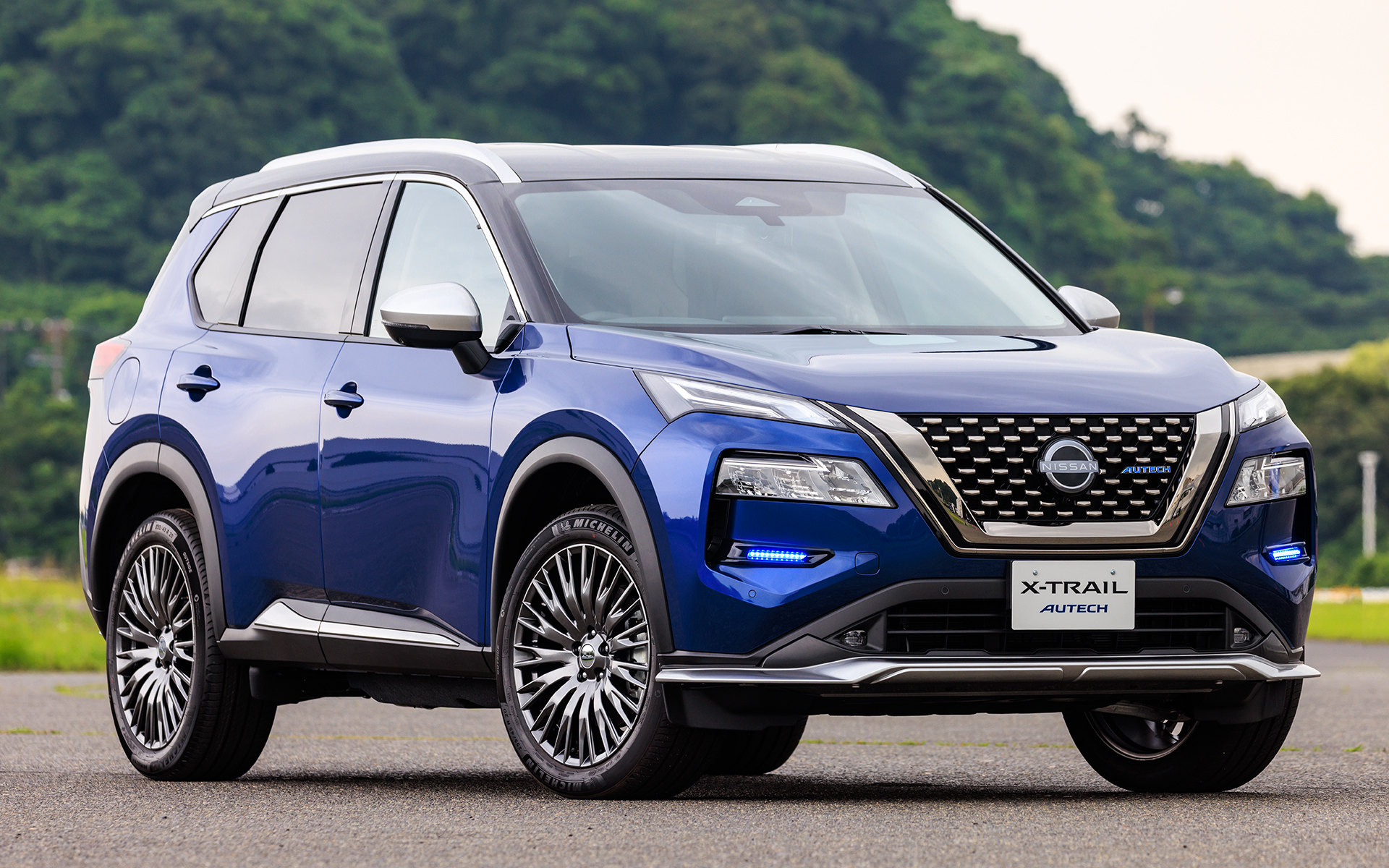 撮影車両はAUTECH e-4ORCE。ボディカラーはカスピアンブルー/スーパーブラックの2トーン