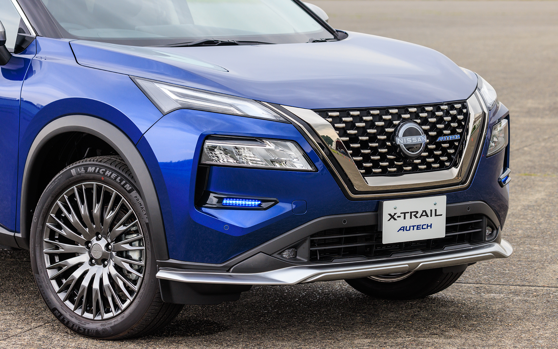 専用グリルやメタルフィニッシャーに加えブルーのシグネーチャーLEDも装着