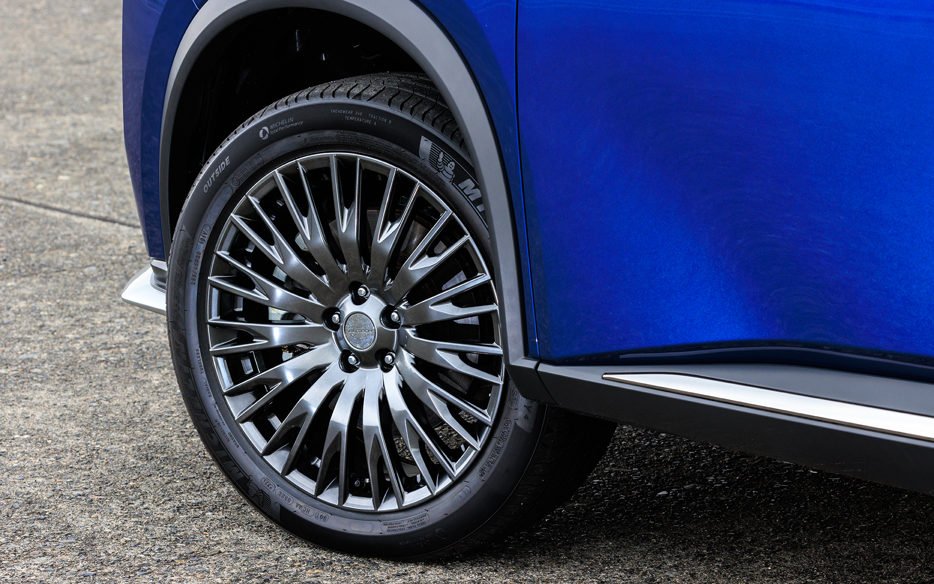 20インチアルミが標準。タイヤはミシュラン「プライマシー4」でサイズは255/45R20