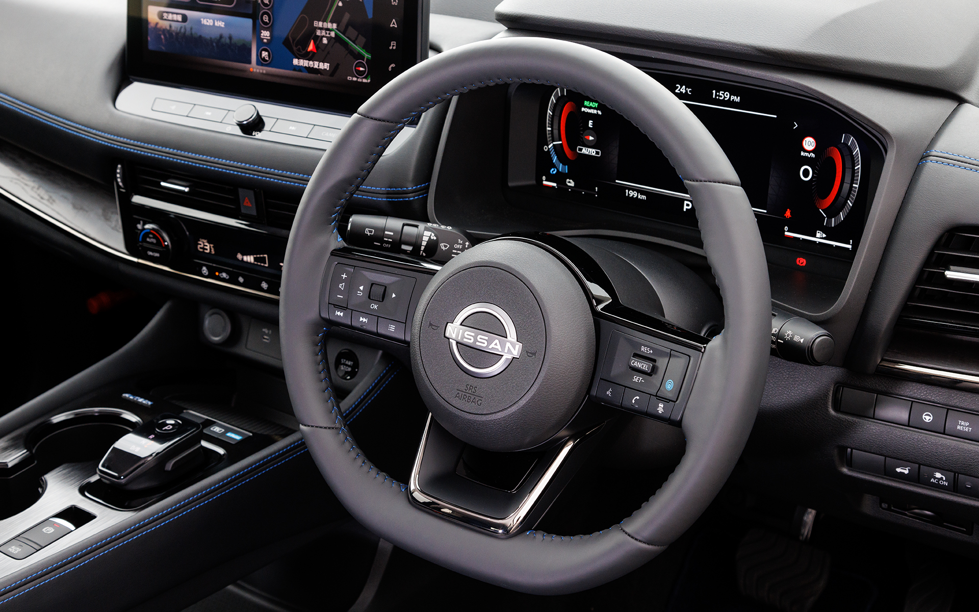 ステアリングはブラックカラーとブルーステッチのコンビネーション