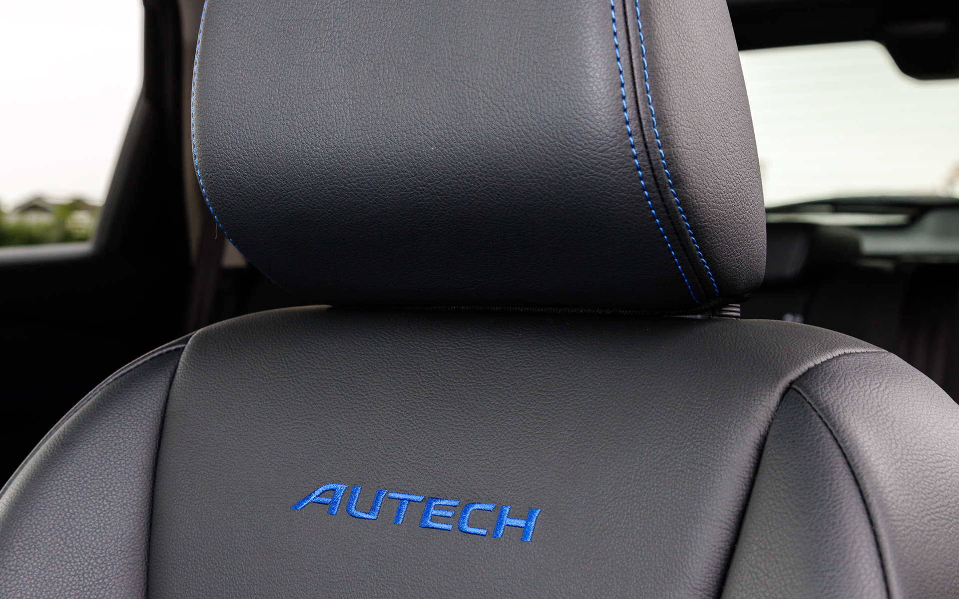 シートバックにはAUTECHの刺繍