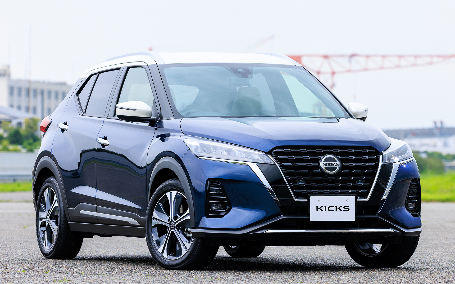 撮影車はダークブルー/ブリリアントホワイトパールの2トーン仕様となる4WDの「X FOUR ツートーンインテリアエディション（ベージュ）」（317万1300円）。ボディサイズは4290×1760×1605mm（全長×全幅×全高）、ホイールベースは2620mm