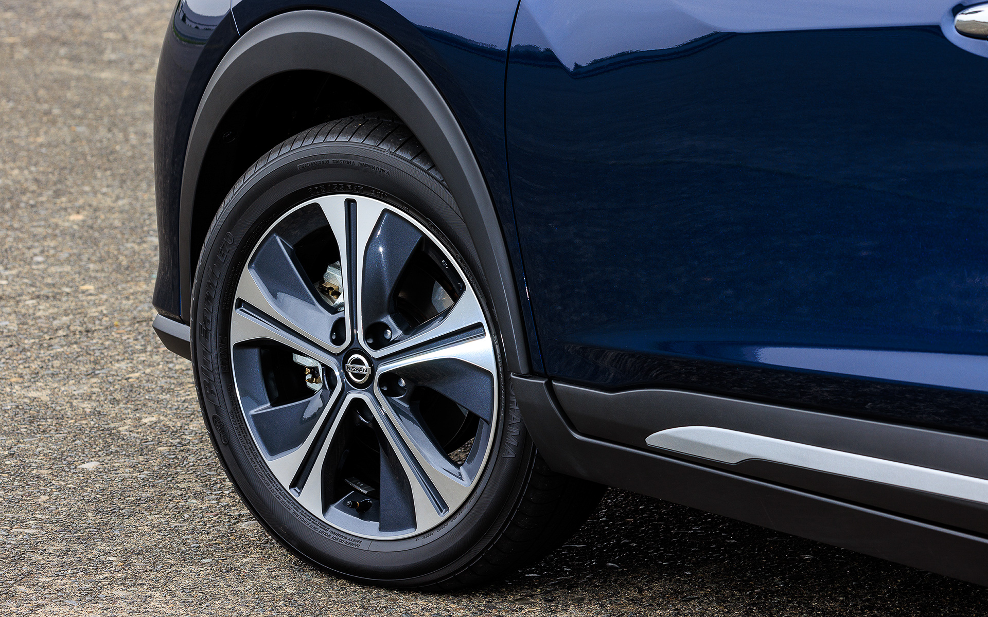 タイヤは横浜ゴム「ブルーアース E70」（205/55R17）を装着