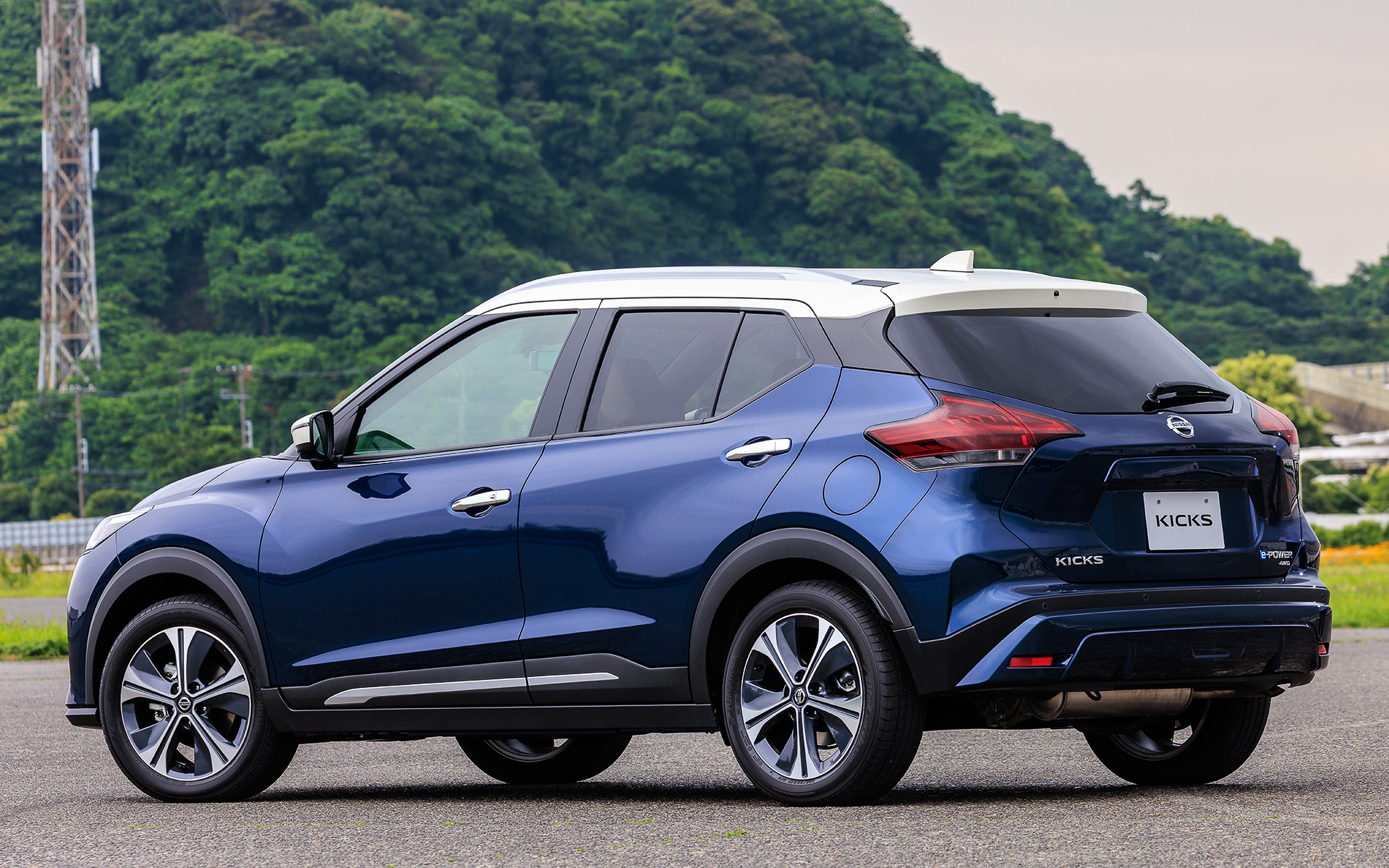 撮影車はダークブルー/ブリリアントホワイトパールの2トーン仕様となる4WDの「X FOUR ツートーンインテリアエディション（ベージュ）」（317万1300円）。ボディサイズは4290×1760×1605mm（全長×全幅×全高）、ホイールベースは2620mm