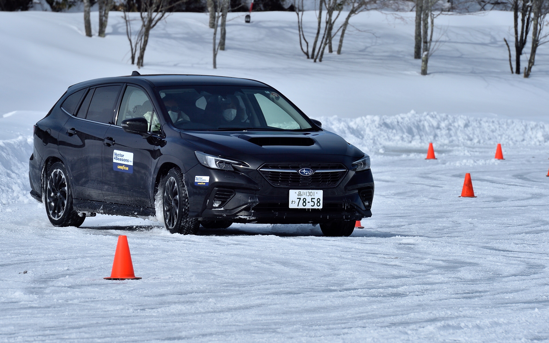 まずは旧製品「Vector 4seasons Hybrid」を装着するスバル「レヴォーグ」に試乗