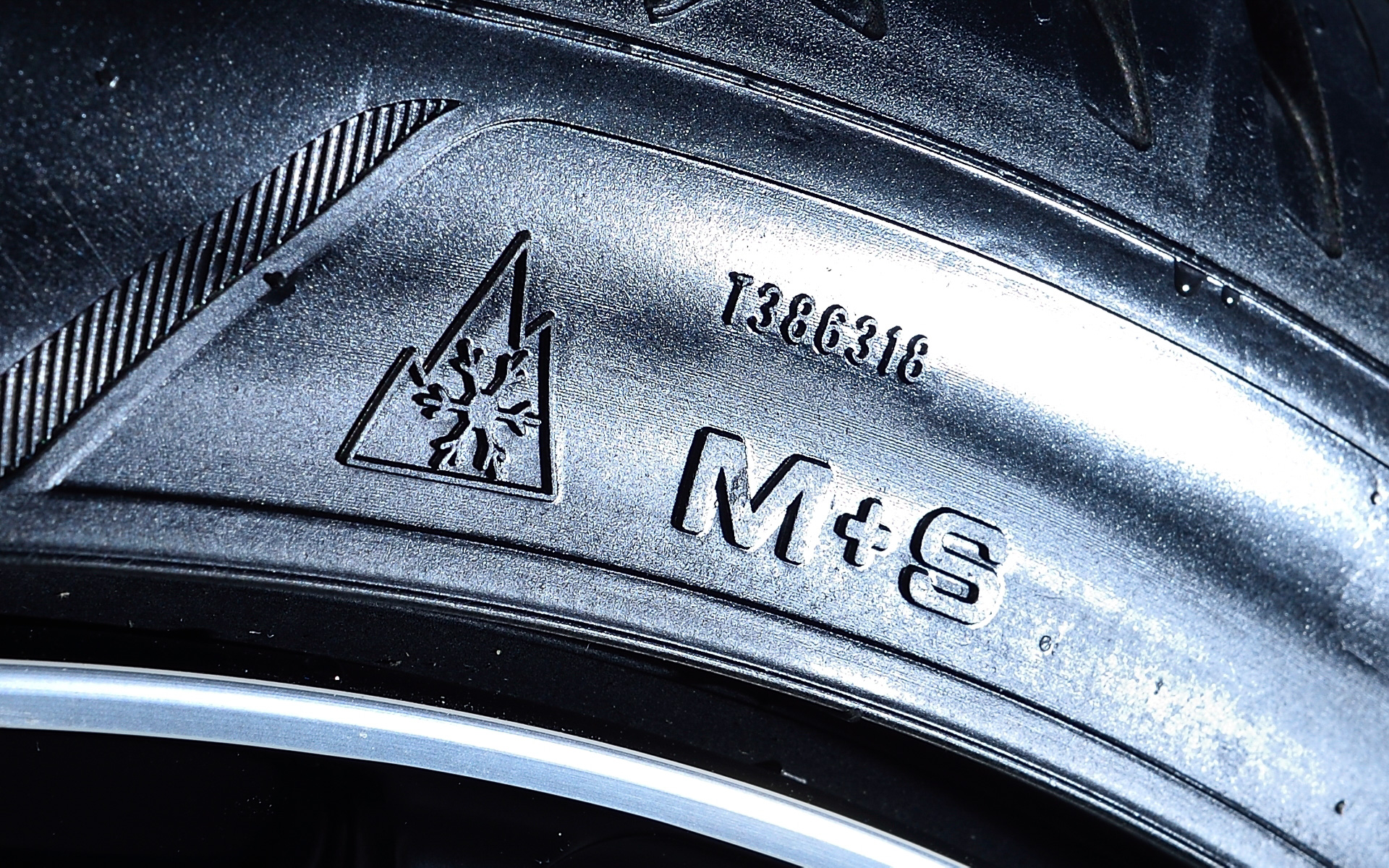 グッドイヤーのオールシーズンタイヤ「Vector 4Seasons」の第3世代となる「Vector 4Seasons Gen-3」。従来のVector 4seasons Hybridからセンターリブが廃止され、ブロックには多くの切り込みが入れられているのが分かる。サイドウォールには浅雪用を示す「M＋S」（マッド＆スノー）が刻印されるとともに、欧米では「M＋S」以上に冬道性能が高いスノータイヤと認められている「スノーフレークマーク」が入る