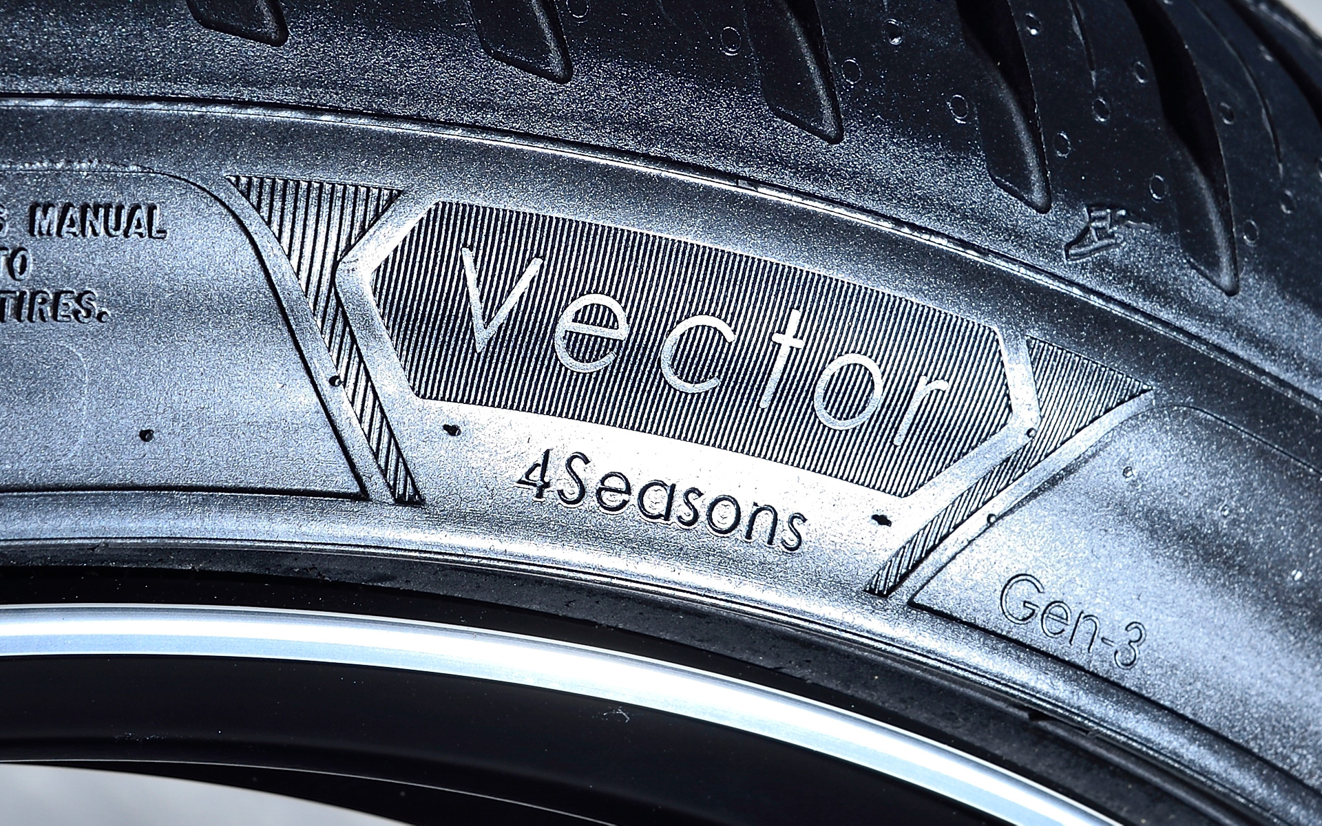 グッドイヤーのオールシーズンタイヤ「Vector 4Seasons」の第3世代となる「Vector 4Seasons Gen-3」。従来のVector 4seasons Hybridからセンターリブが廃止され、ブロックには多くの切り込みが入れられているのが分かる。サイドウォールには浅雪用を示す「M＋S」（マッド＆スノー）が刻印されるとともに、欧米では「M＋S」以上に冬道性能が高いスノータイヤと認められている「スノーフレークマーク」が入る