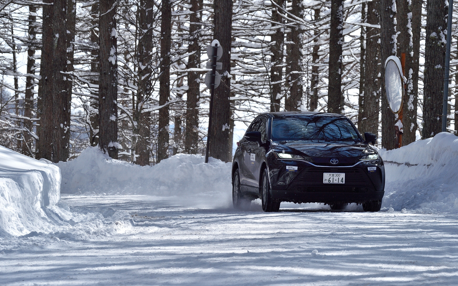 女神湖の外周路ではVector 4Seasons Gen-3装着のトヨタ「ハリアー」に乗った