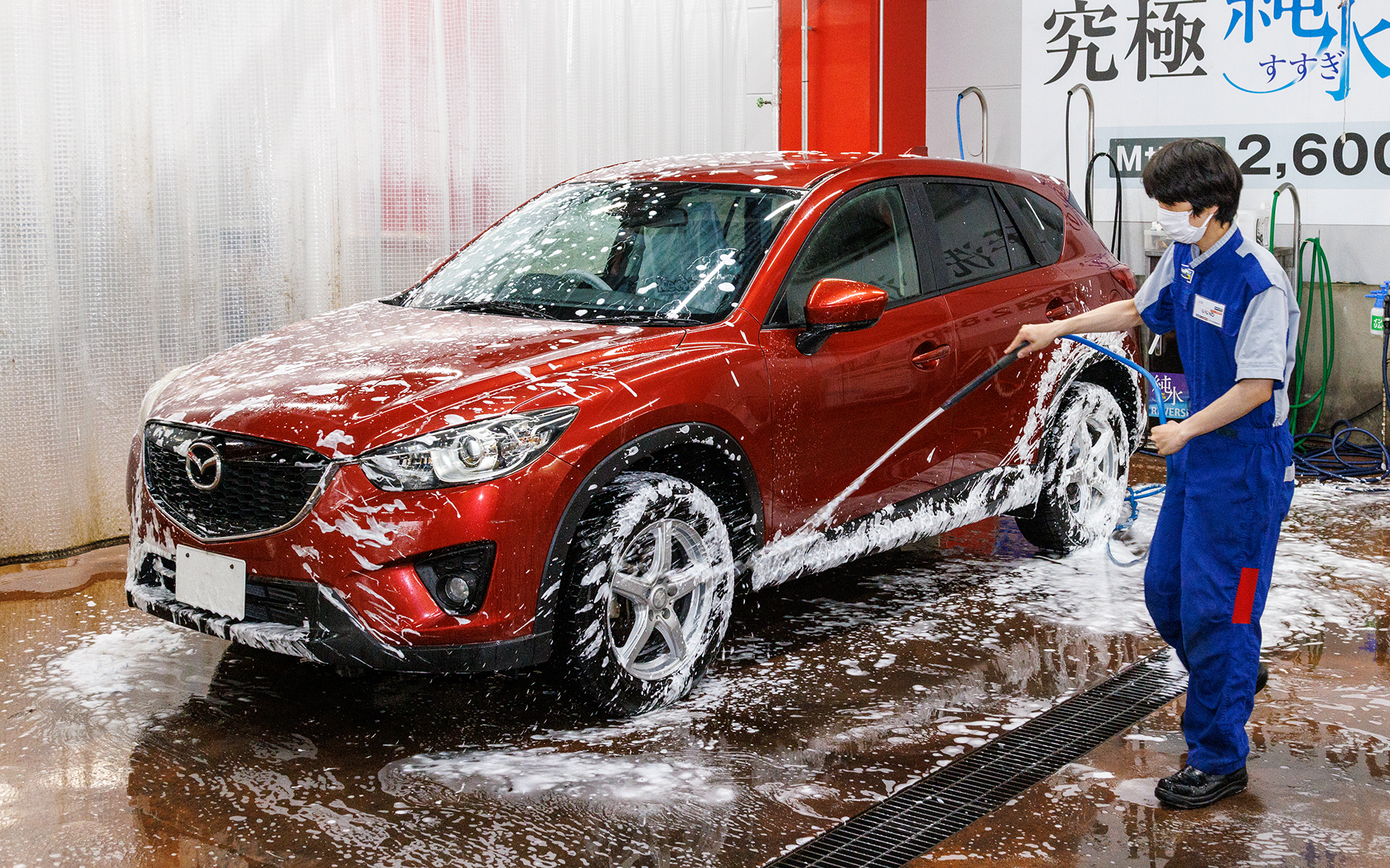 続いて泡洗車。ボディ下部から泡を乗せていく