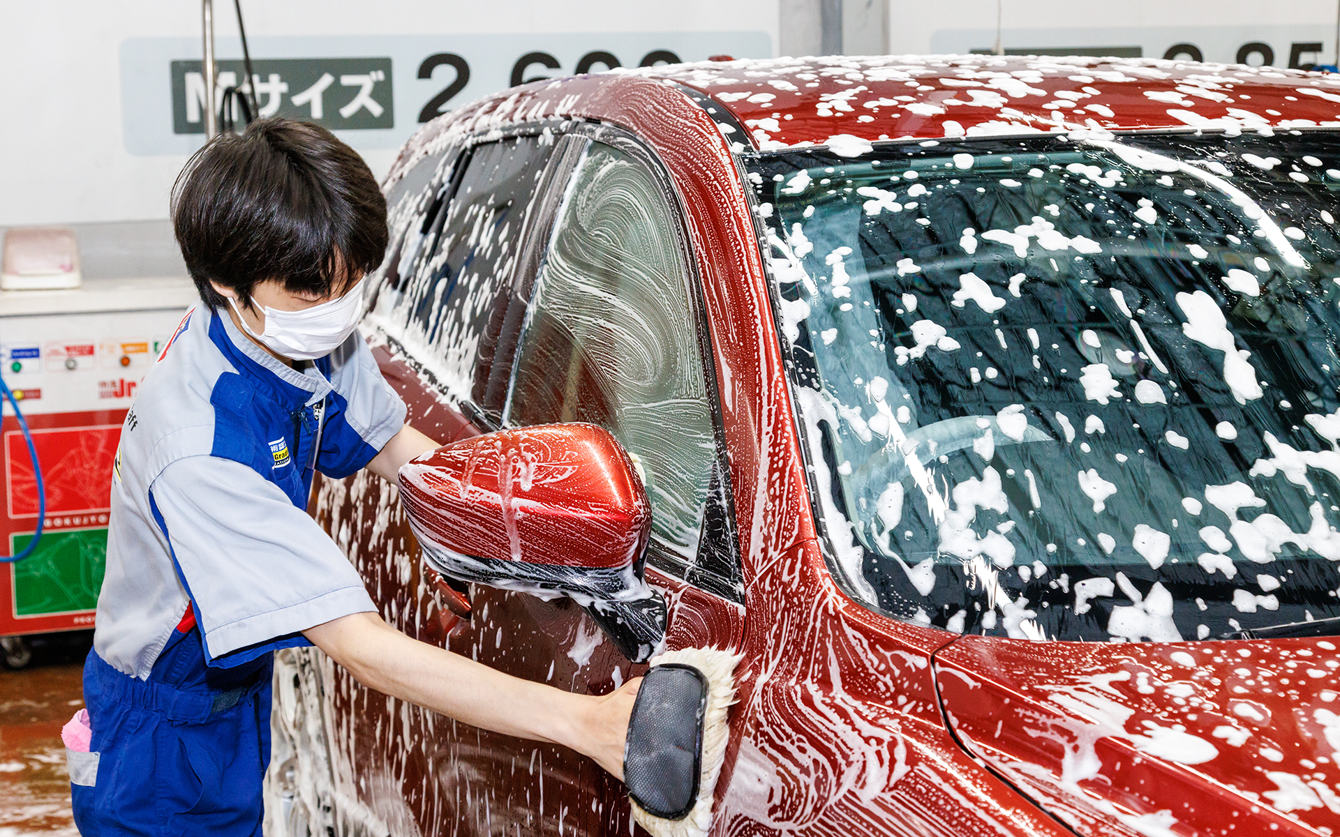 ミトンタイプのムートンモップで全体を洗っていく