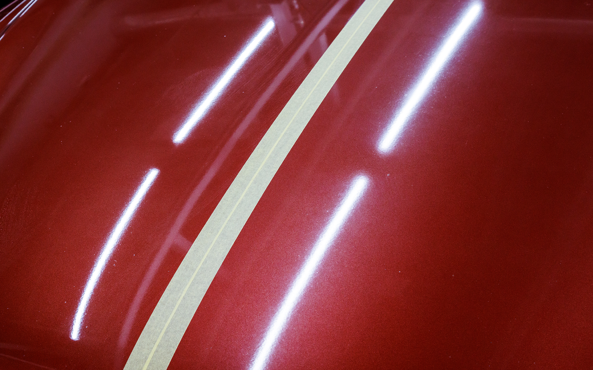 ボディに映り込んだ蛍光灯の太さがまったく違うことに注目！