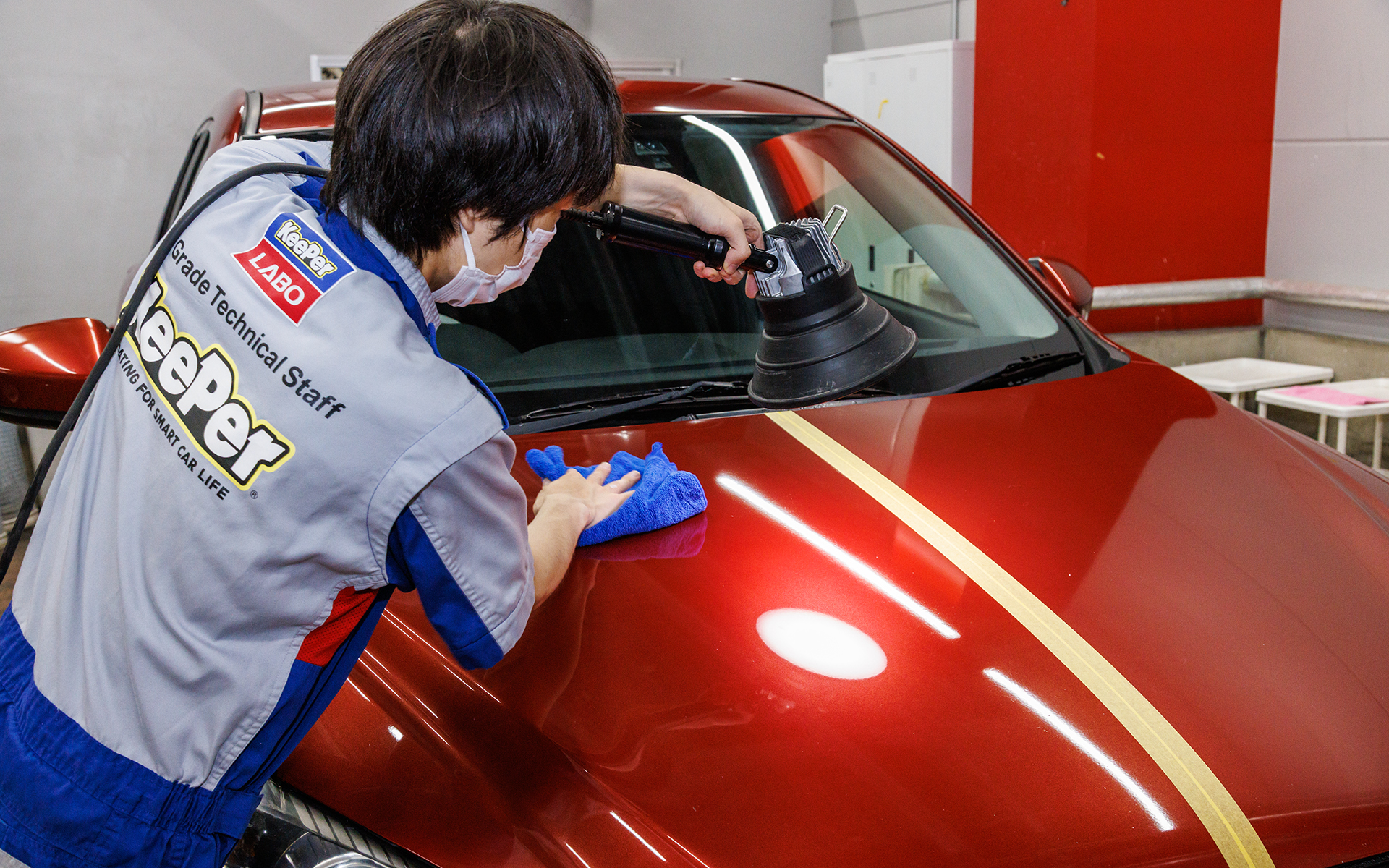 ハンディライトで仕上がりをチェックしつつ拭き上げる