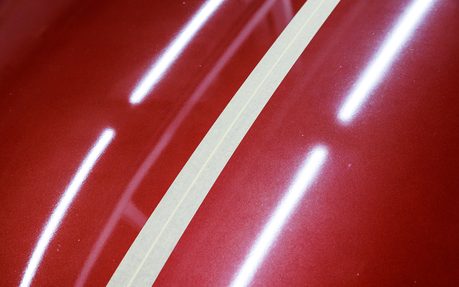 蛍光灯の横に映り込んでいる桟のツヤがスゴイ