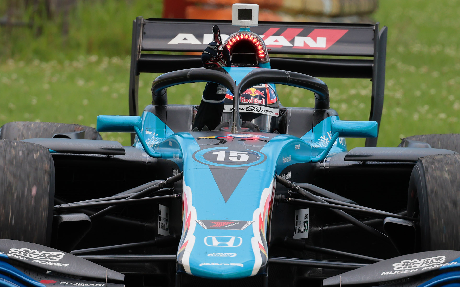 スーパーフォーミュラの第6戦が富士スピードウェイで開催され、15号車 TEAM MUGEN BINGO SF19の笹原右京が大逆転で初優勝した。写真はウィニングランで「1番」と人差し指を上げている笹原右京選手