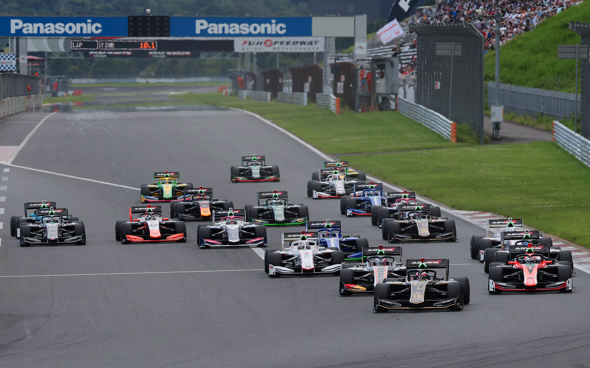 ポールポジションスタートの19号車 関口雄飛選手がトップをキープ