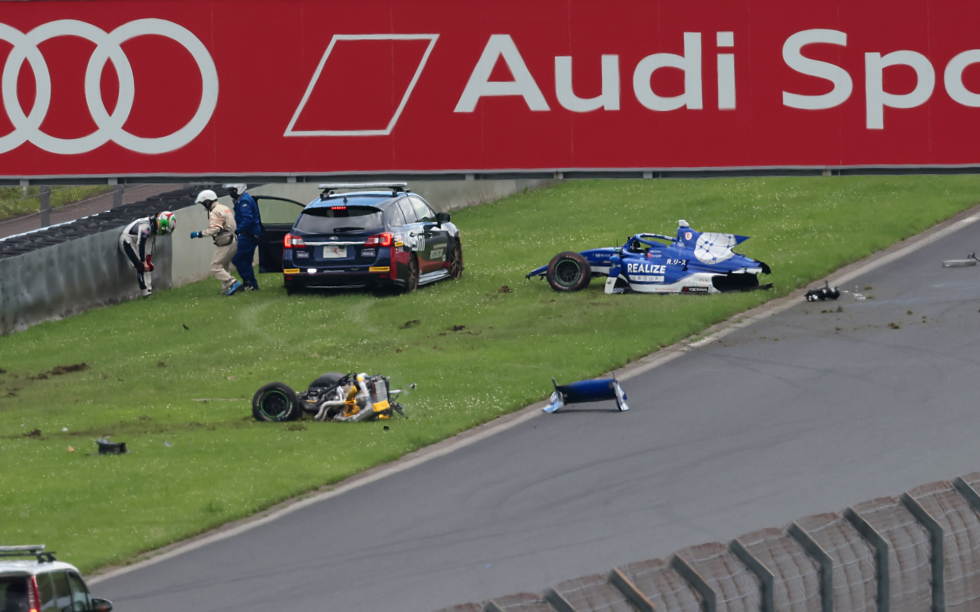 激しくクラッシュした4号車 REALIZE Corporation KONDO SF19