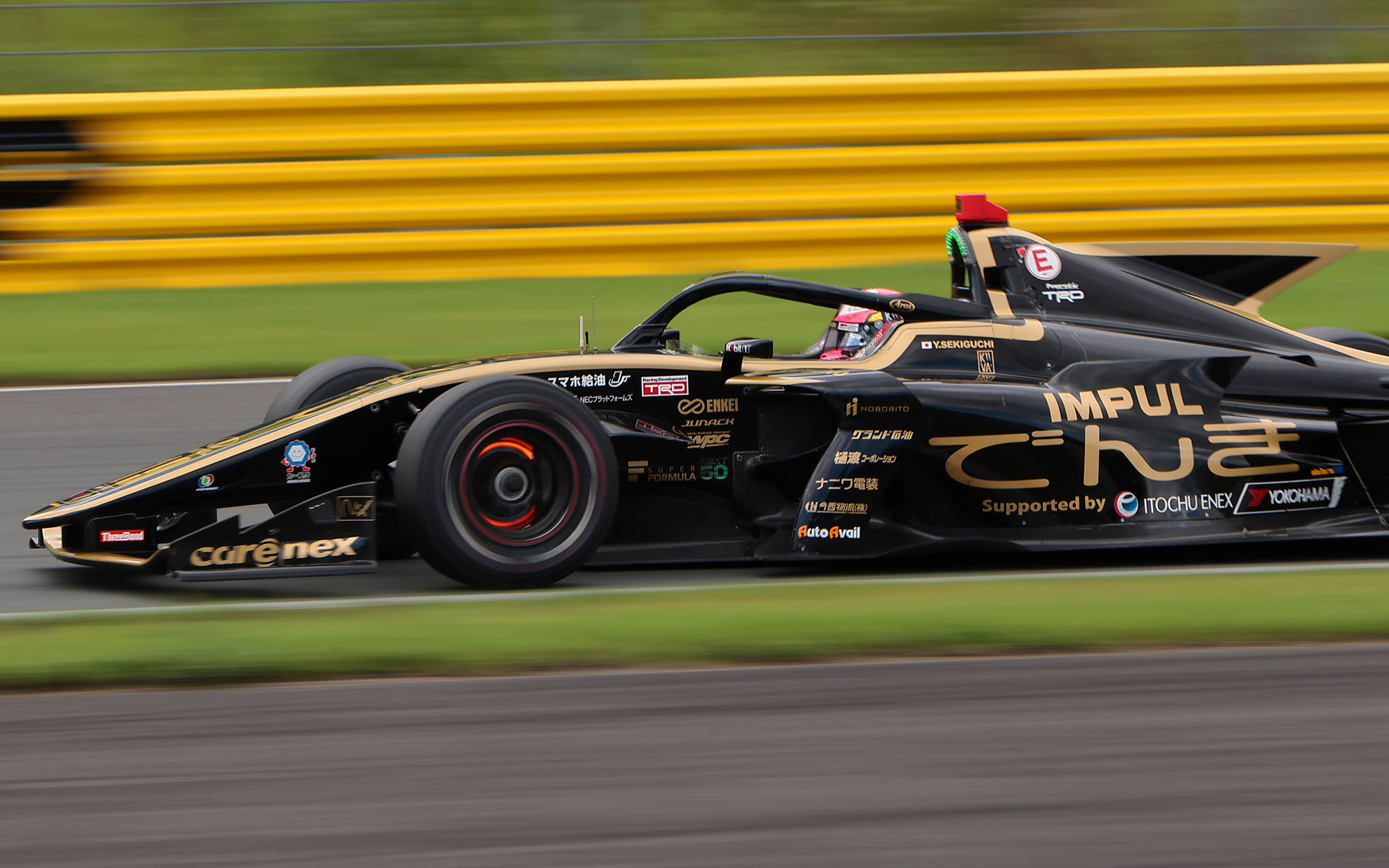 トップを快走する関口雄飛選手