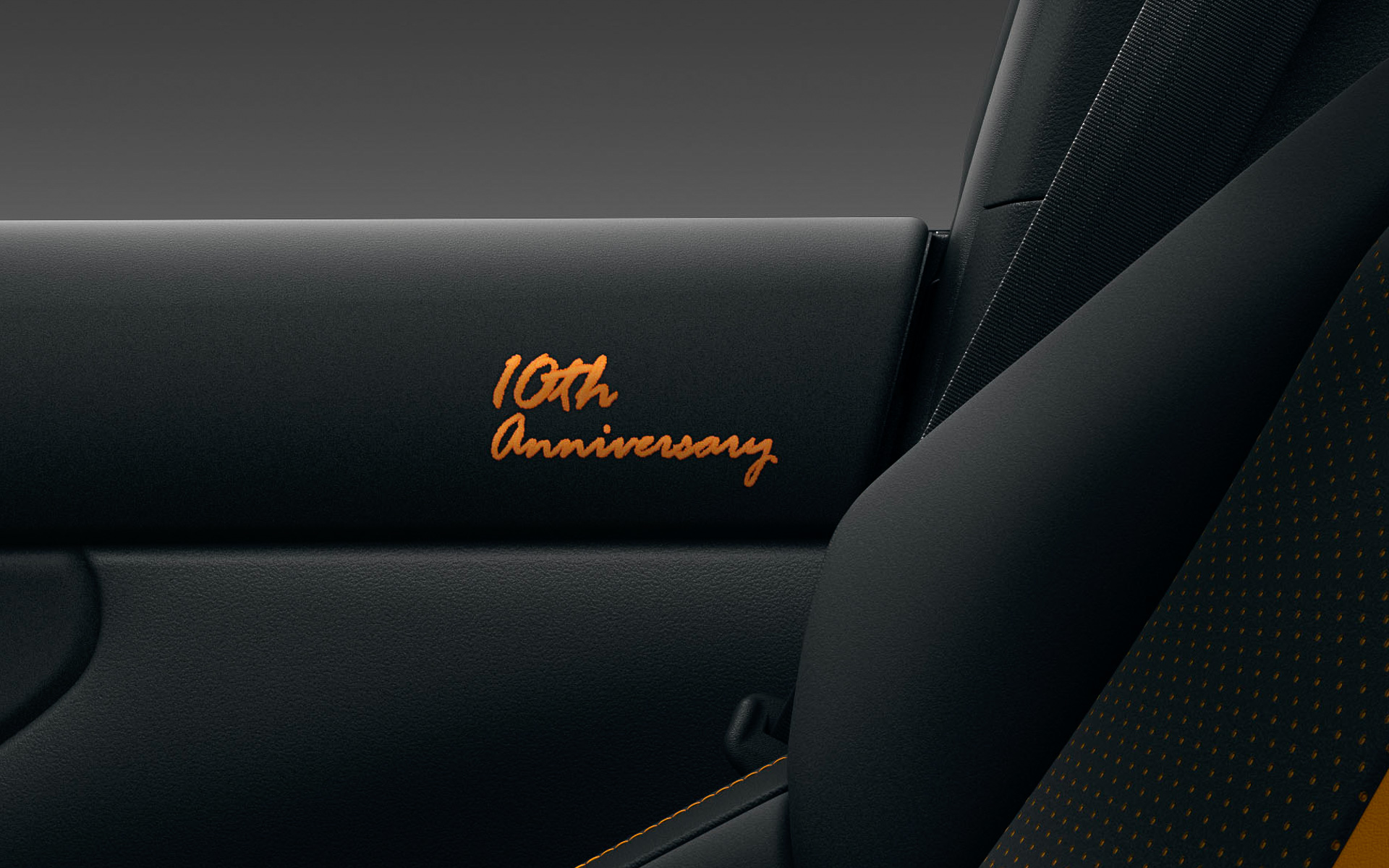 ドアトリムのショルダーパッド部に「10周年記念刺繍」を特別装備