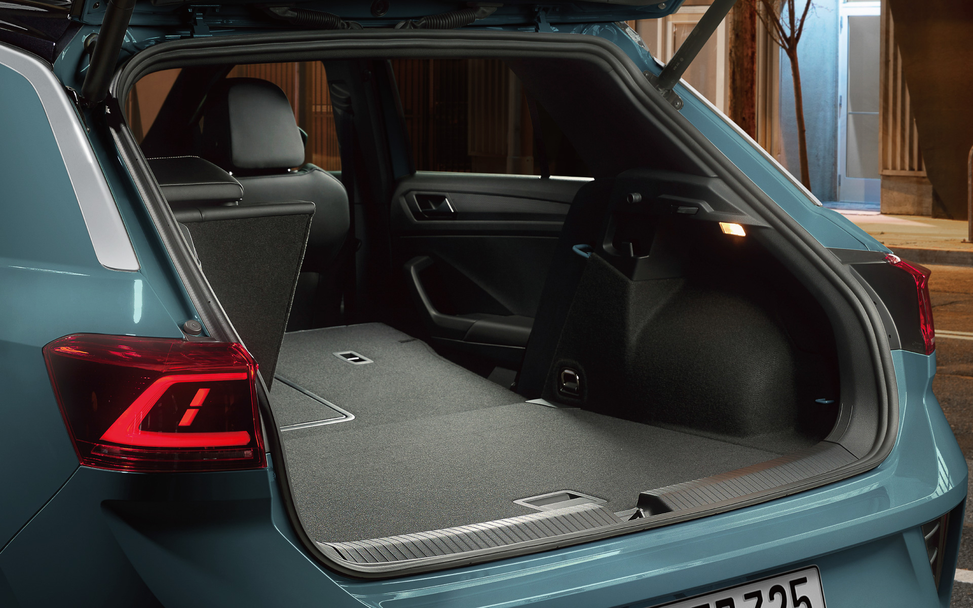 リアシートは分割可倒式で、広々としたラゲッジスペースを確保