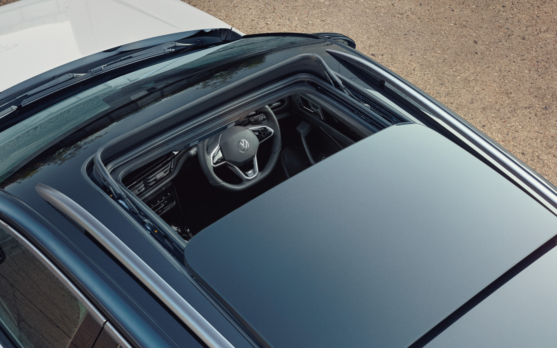 オプションの電動パノラマスライディングルーフは、サンシェードとUVカット機能付きで13万2000円（TSI Activeは装着不可）