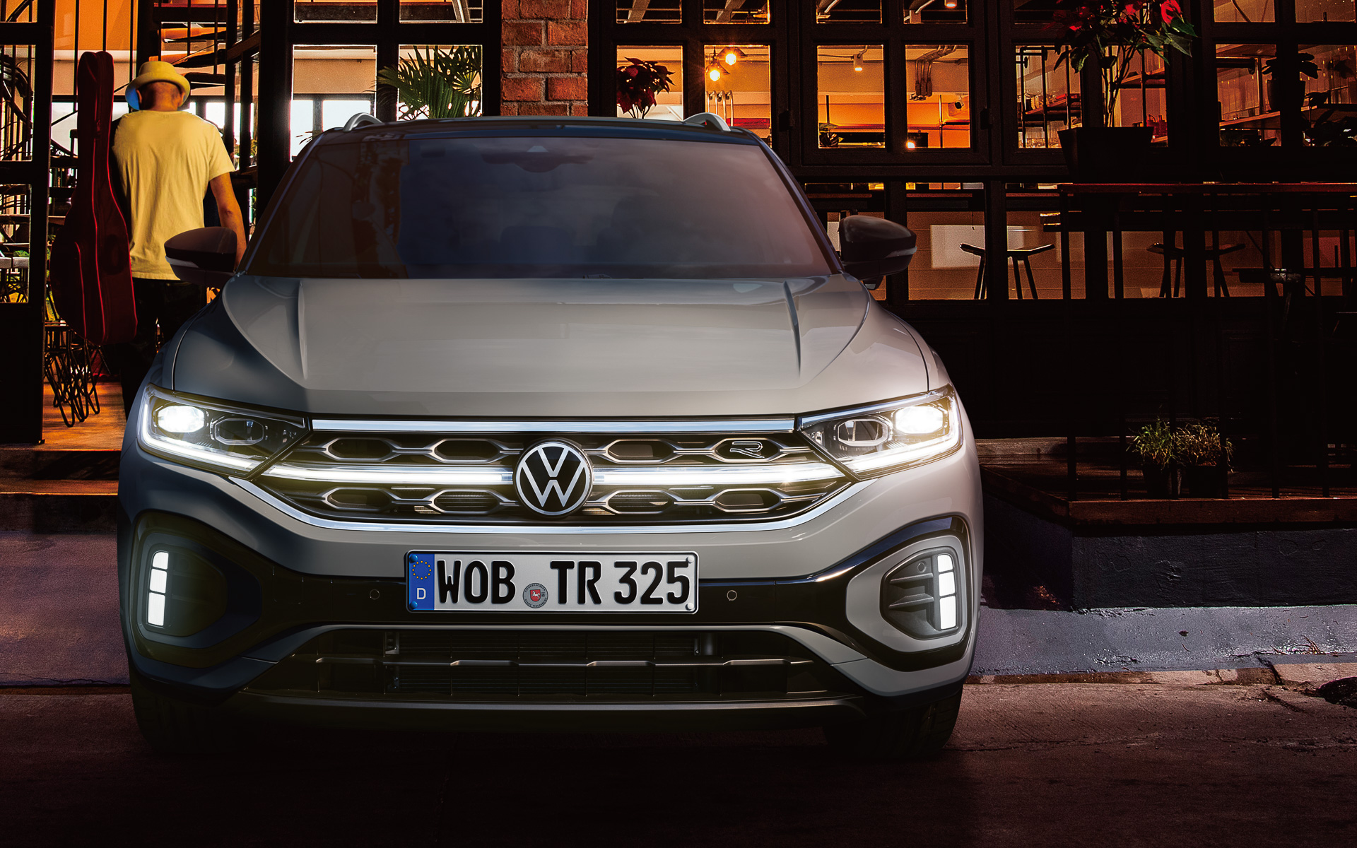 エンブレムを挟んで左右のヘッドライトに連なるLEDストリップを設置