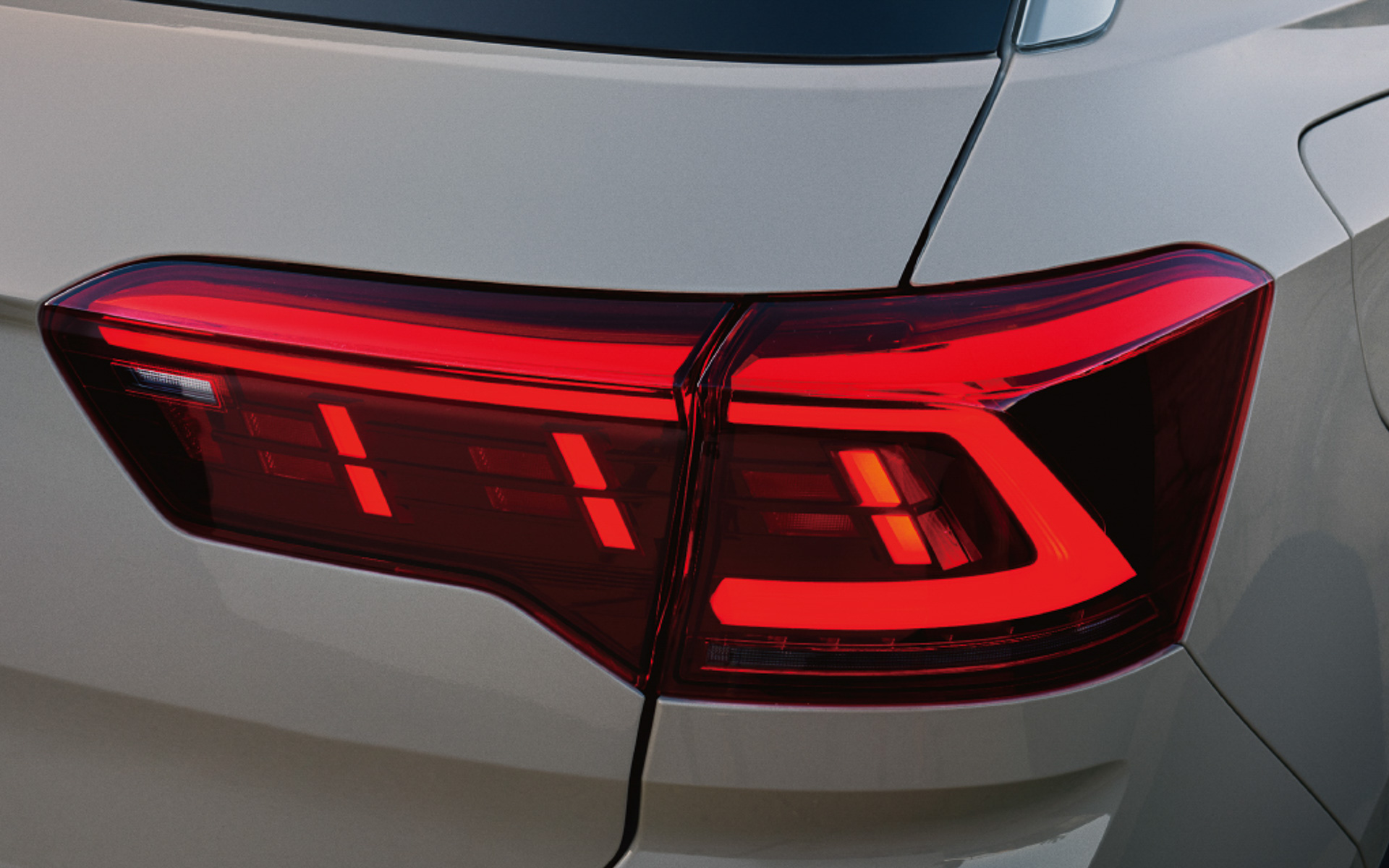 LEDテールランプ（ダイナミックターンインジケーター付き）