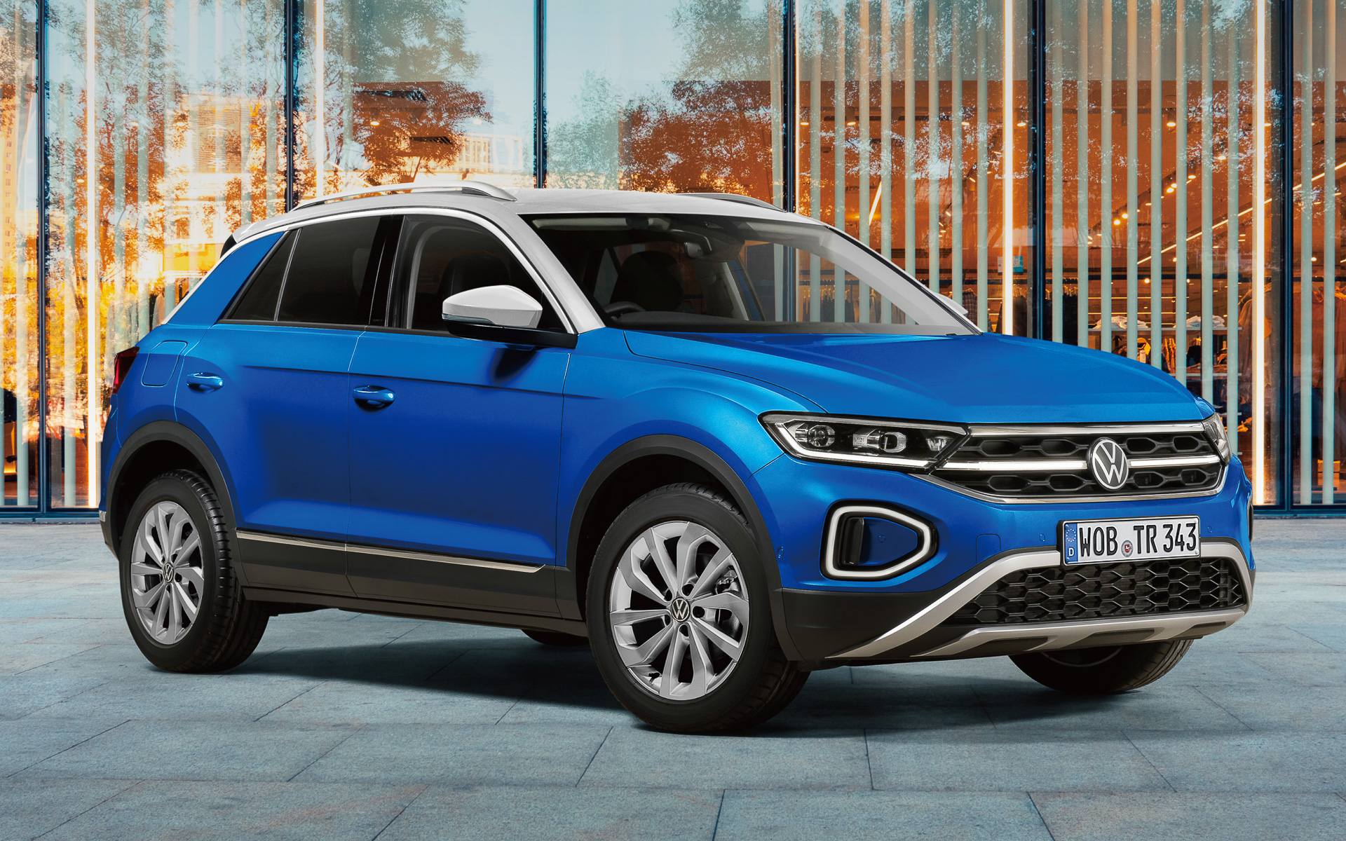 ボディサイズは4250×1825×1590（全長×全幅×全高）、ただしTDI R-LineとRは全長4245mm、Rは全高1570mm、ホイールベースは2590mm、車両重量は1320～1540kg（パノラマスライディングルーフ装着車は＋30kg）