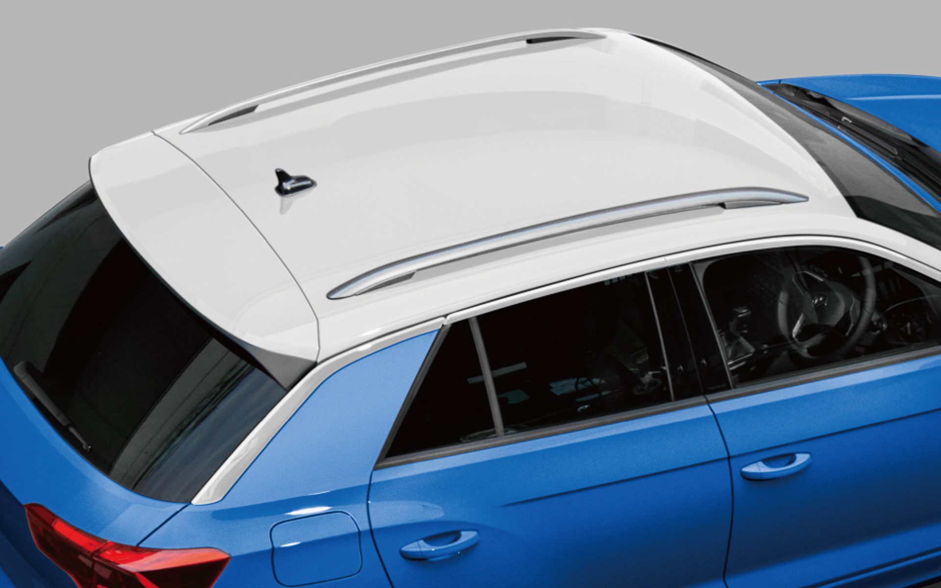 ボディカラーによってはルーフカラーをブラックもしくはホワイトに選択することが可能