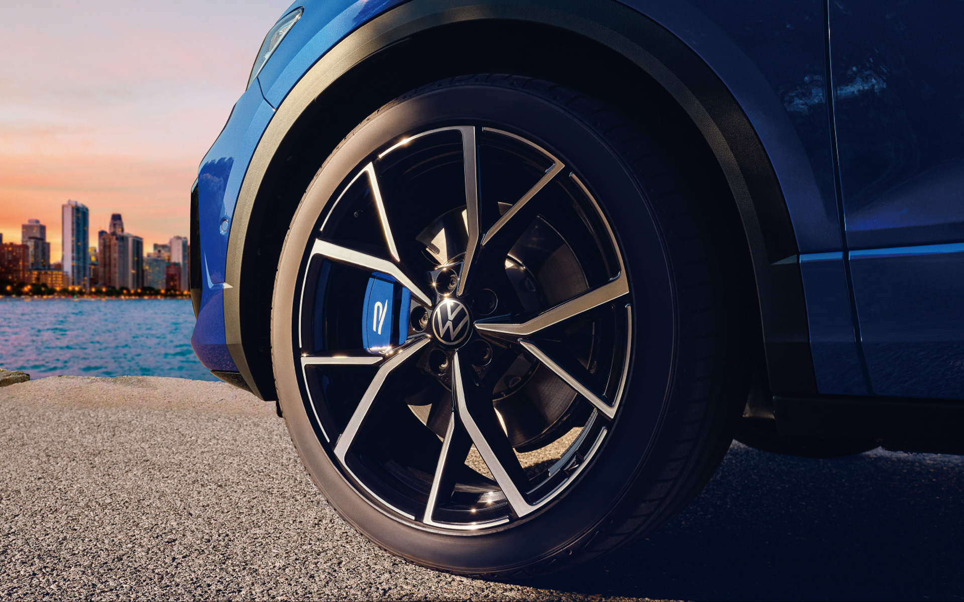 専用のブルーにペイントされた大型ブレーキキャリパーと19インチアルミホイール