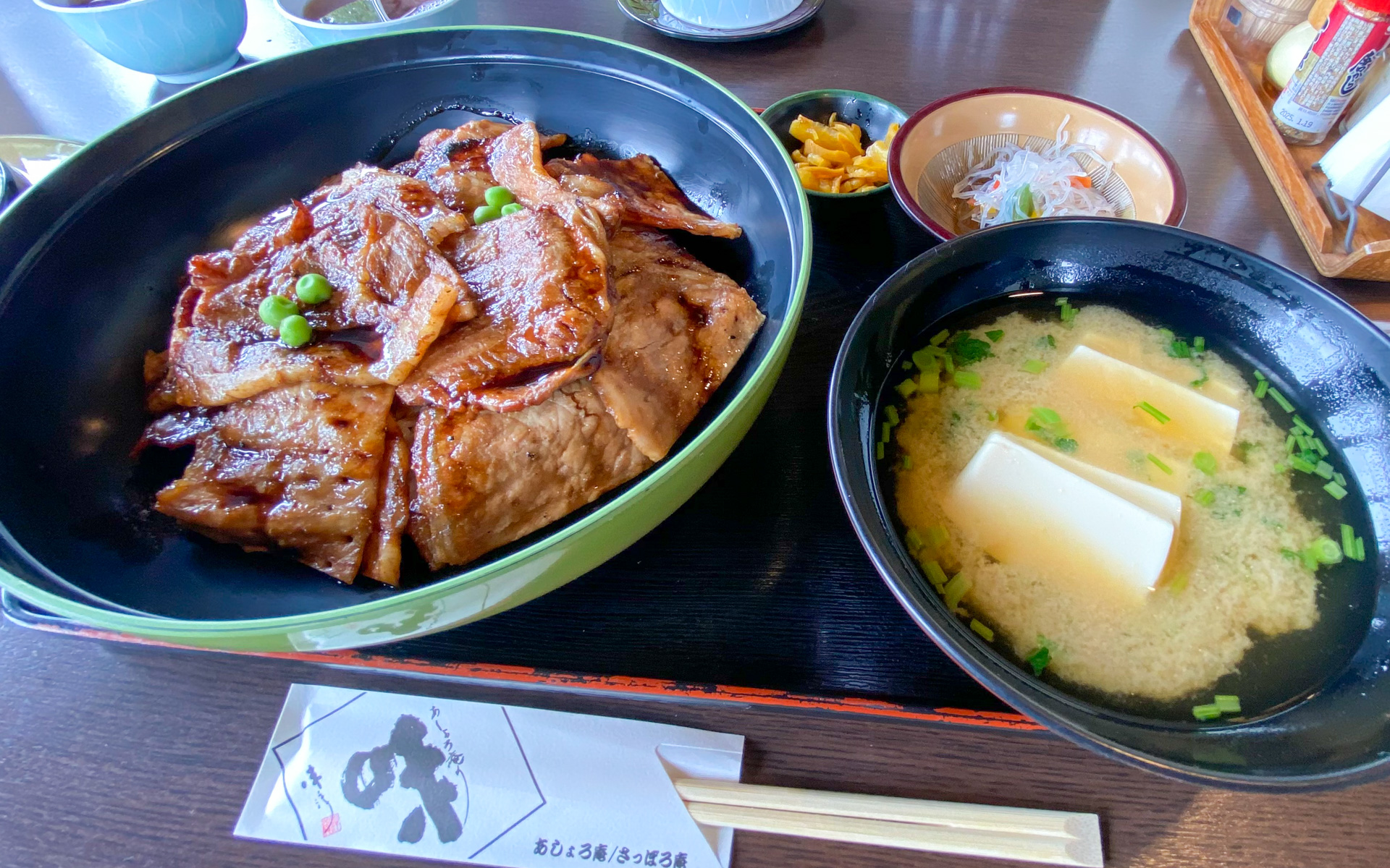 足寄と書いて「あしょろ」。この地名は、数々の名曲を歌われている松山千春さんの故郷として有名ですね。その足寄で唯一のレストランだという「あしょろ庵」は、ボリューム満点の豚丼が大人気。この日も、ツーリング途中のライダーたちが続々と入ってきたり、ドライブ中のランチタイムで立ち寄ったりした方々でにぎわっていましたよ。EVの急速充電器も設置されているので、これからEVでのドライブにも欠かせない場所になるかもしれないですね。