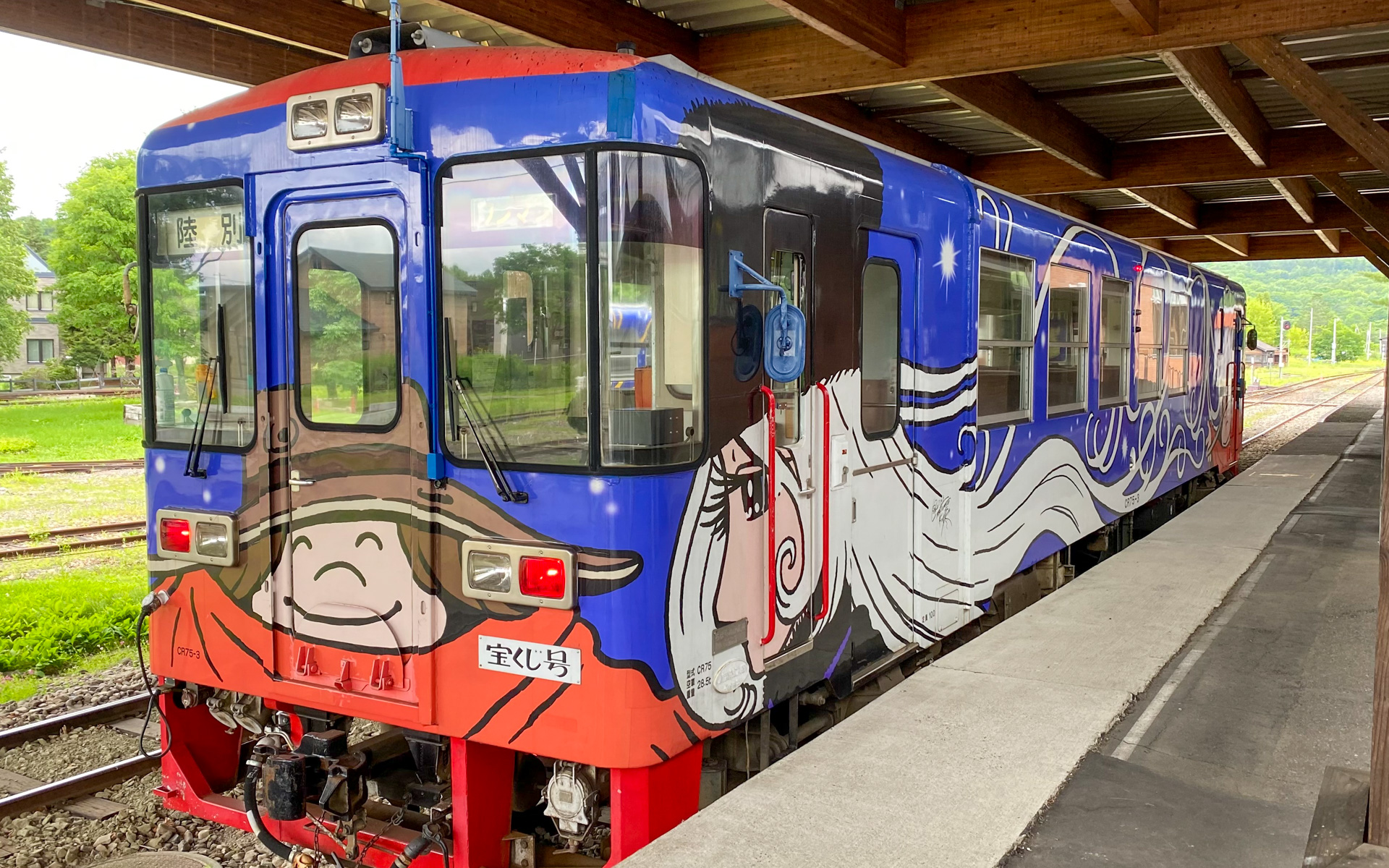 惜しまれつつ2006年に廃線となってしまった、北海道ちほく高原鉄道ふるさと銀河線ですが、今も日本全国からやってくるファンにその姿を見せてくれています。これは、2002年から登場したラッピングのキャラクター列車で、松本零士先生のアニメを使用した列車の運行は全国で初めてだったそう。車内にもいたるところにイラストなどが描かれ、「銀河鉄道999」のファンも見逃せない車両となっています