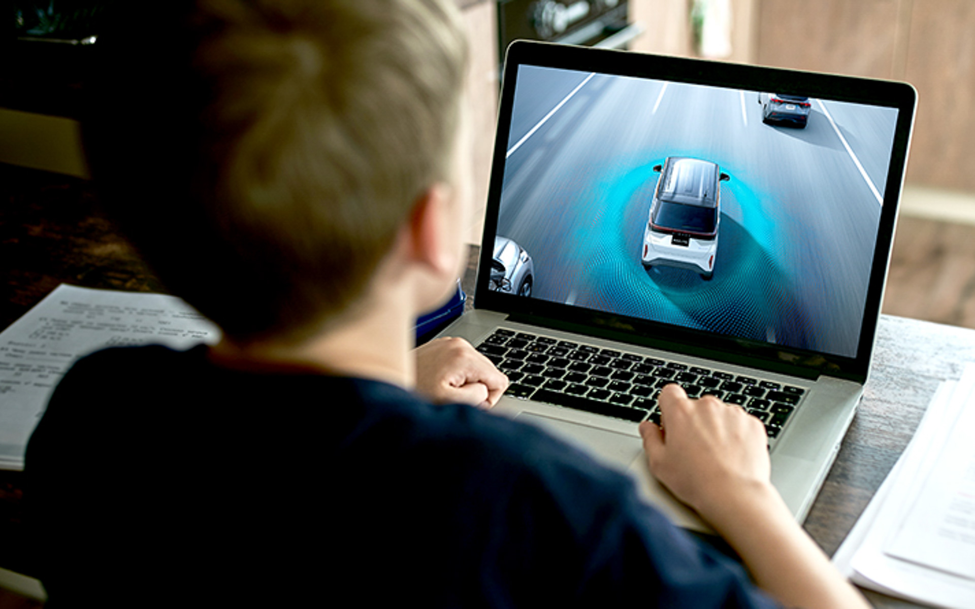 画面を通じて運転支援技術や電動化技術などを学べる